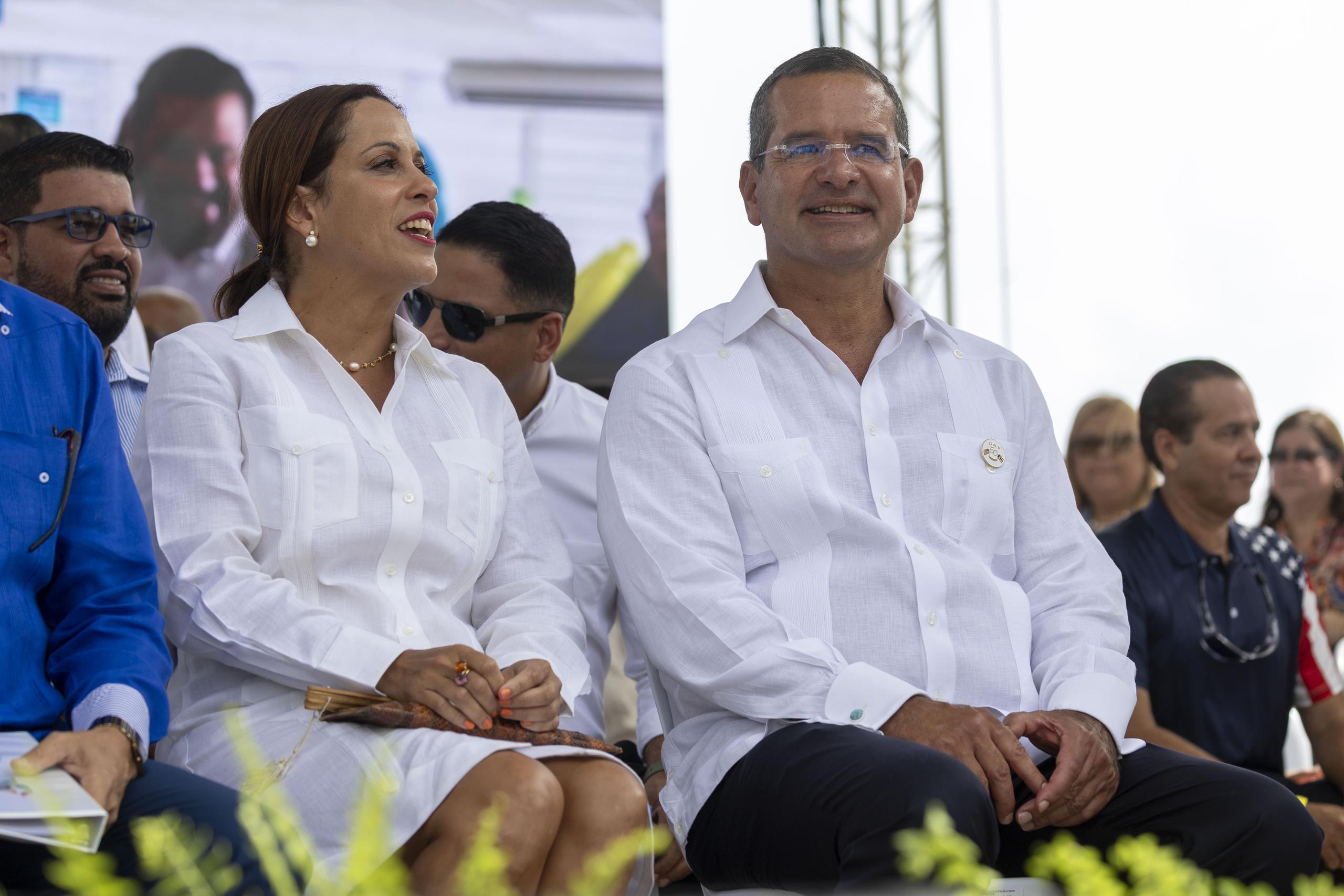 El gobernador Pedro Pierluisi, junto a Fabiola Ansótegui Blanc, durante la celebración del 4 de julio.