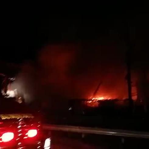 Fuerte explosión tras incendio en almacén de pirotecnia en Hormigueros