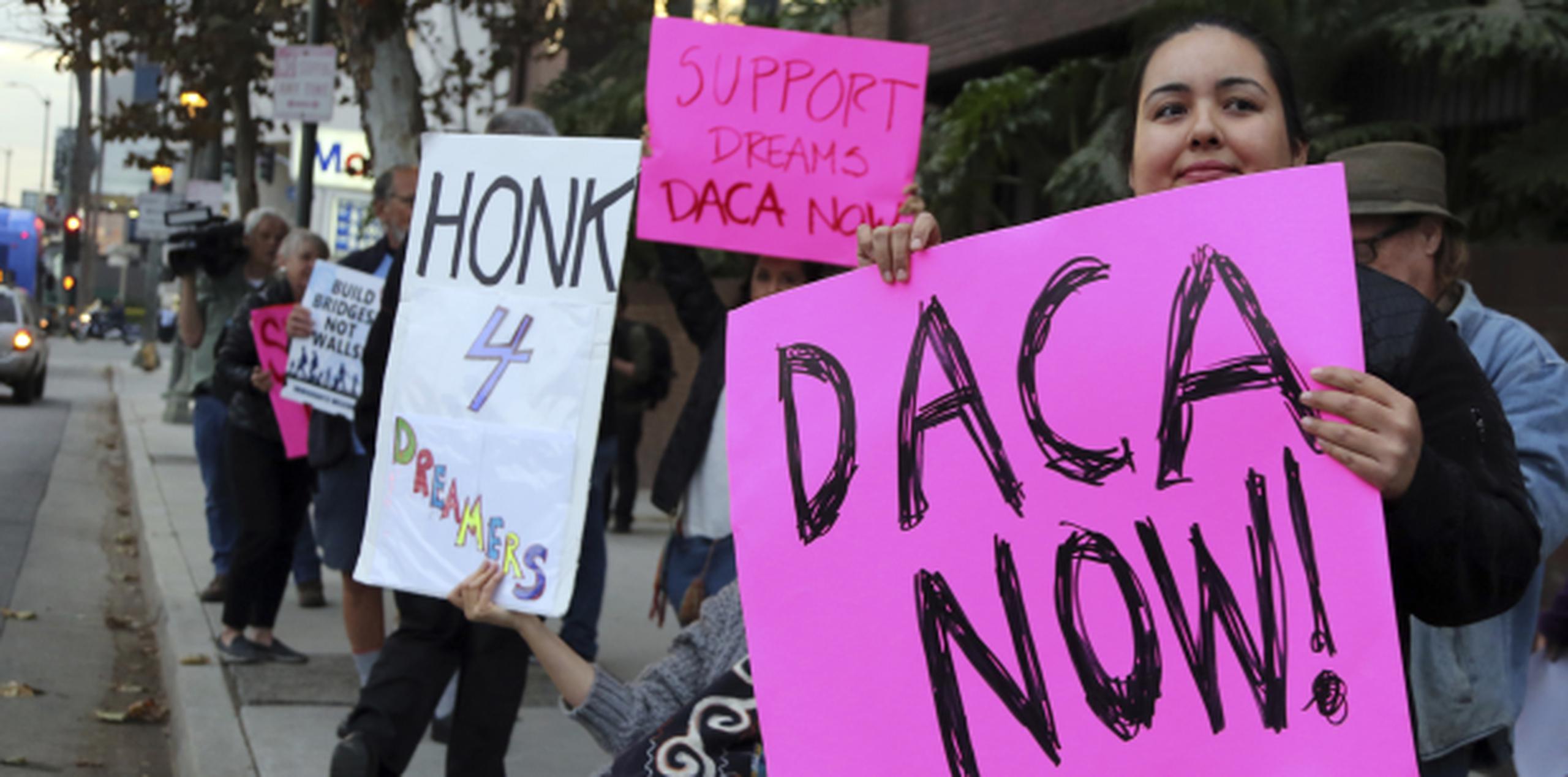El DACA ha protegido de la deportación a unas 800,000 personas traídas ilegalmente. (AP)