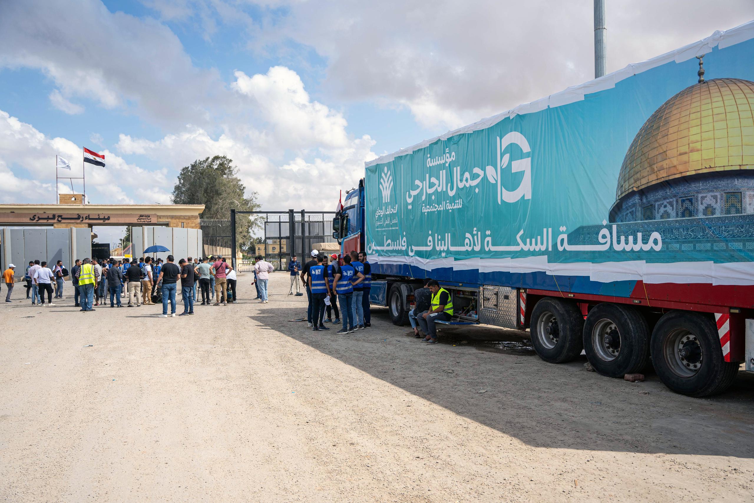 Un camión con ayuda humanitaria en la frontera de Egipto con la Franja de Gaza. EFE/EPA/ALI MOUSTAFA
