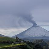 El volcán Cotopaxi emana una fumarola de unos 1,500 metros de altura 