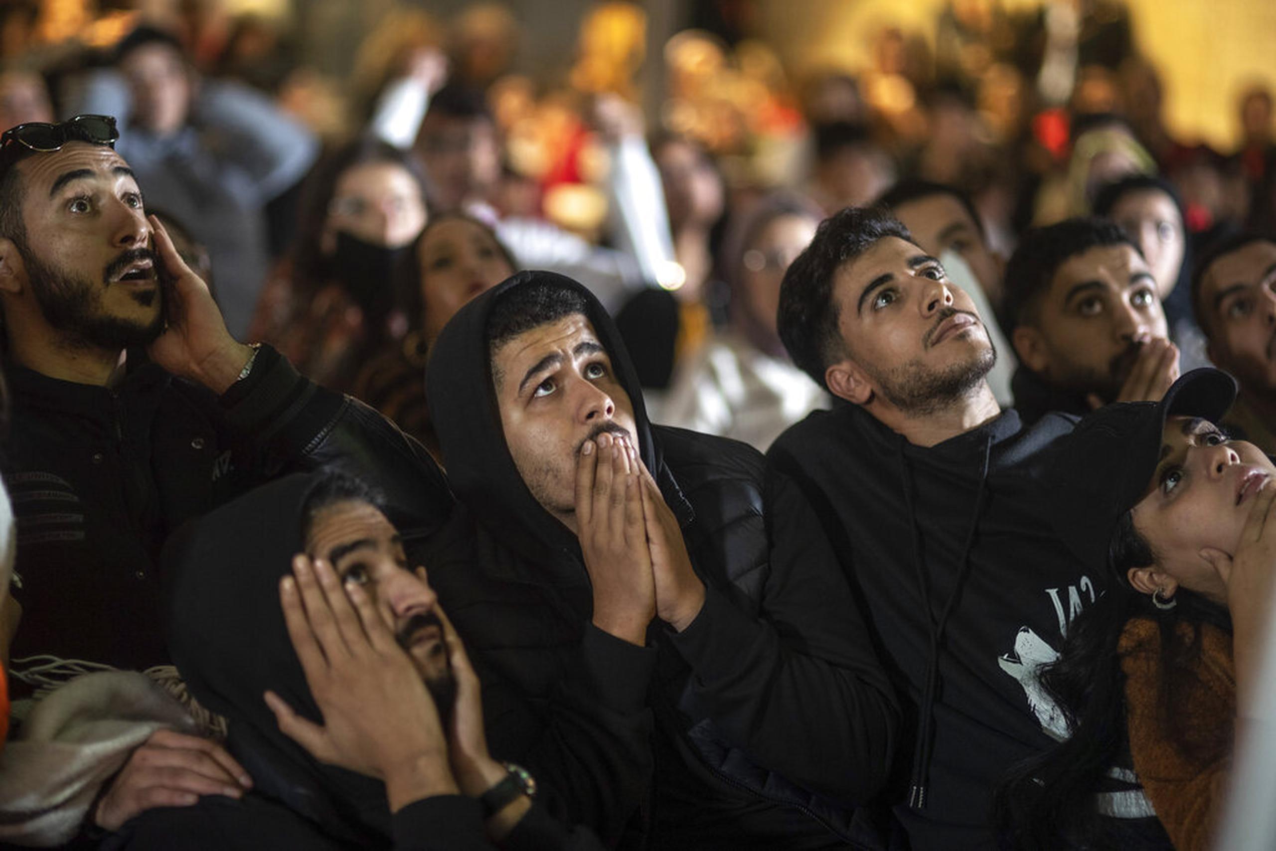 Aficionados miran con angustia en Rabat la tanda de penales entre Marruecos y España en el Mundial de Qatar.