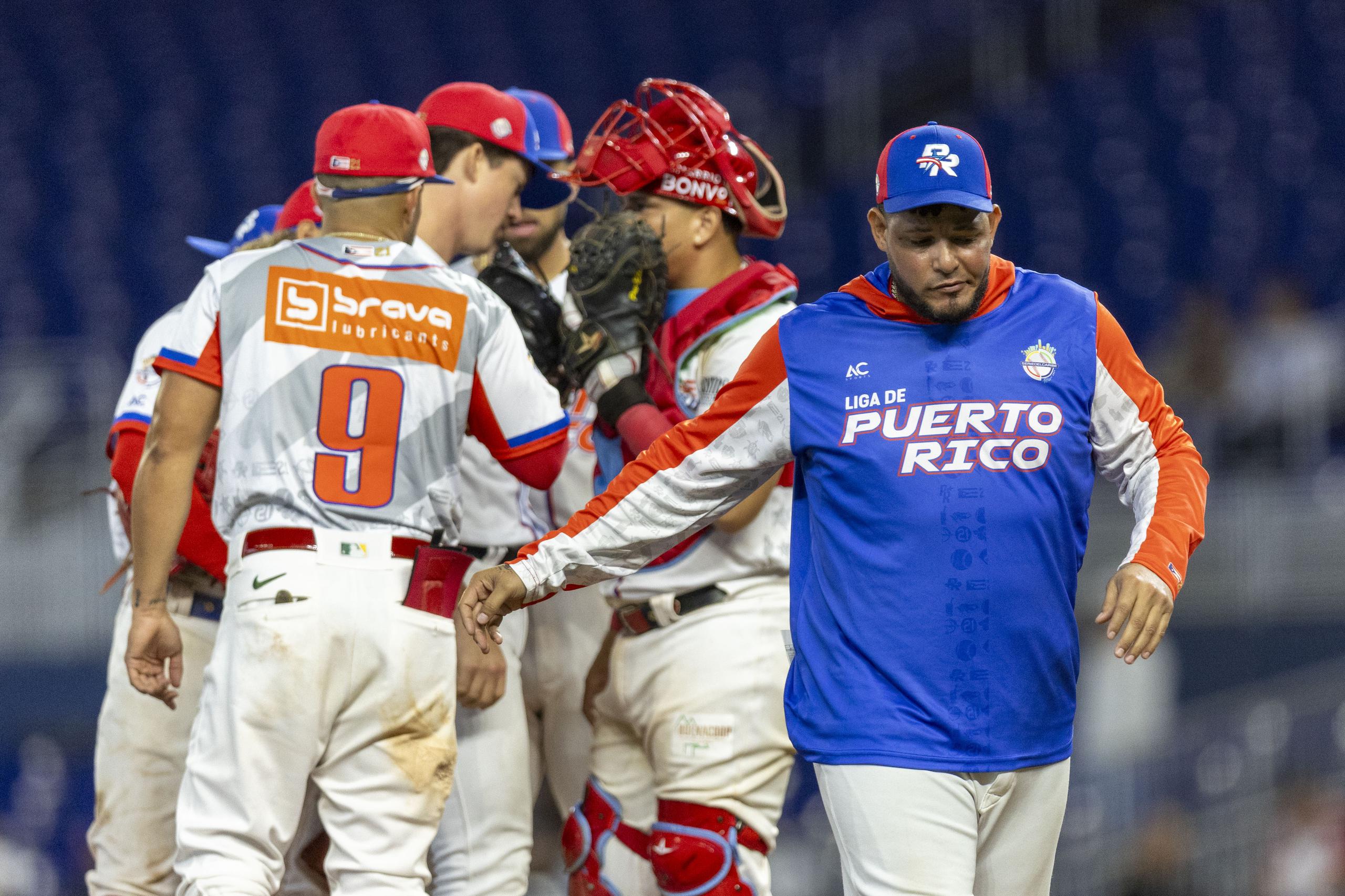 Yadier Molina visita el montículo durante el juego inaugural de la Serie del Caribe entre Puerto Rico y Nicaragua.