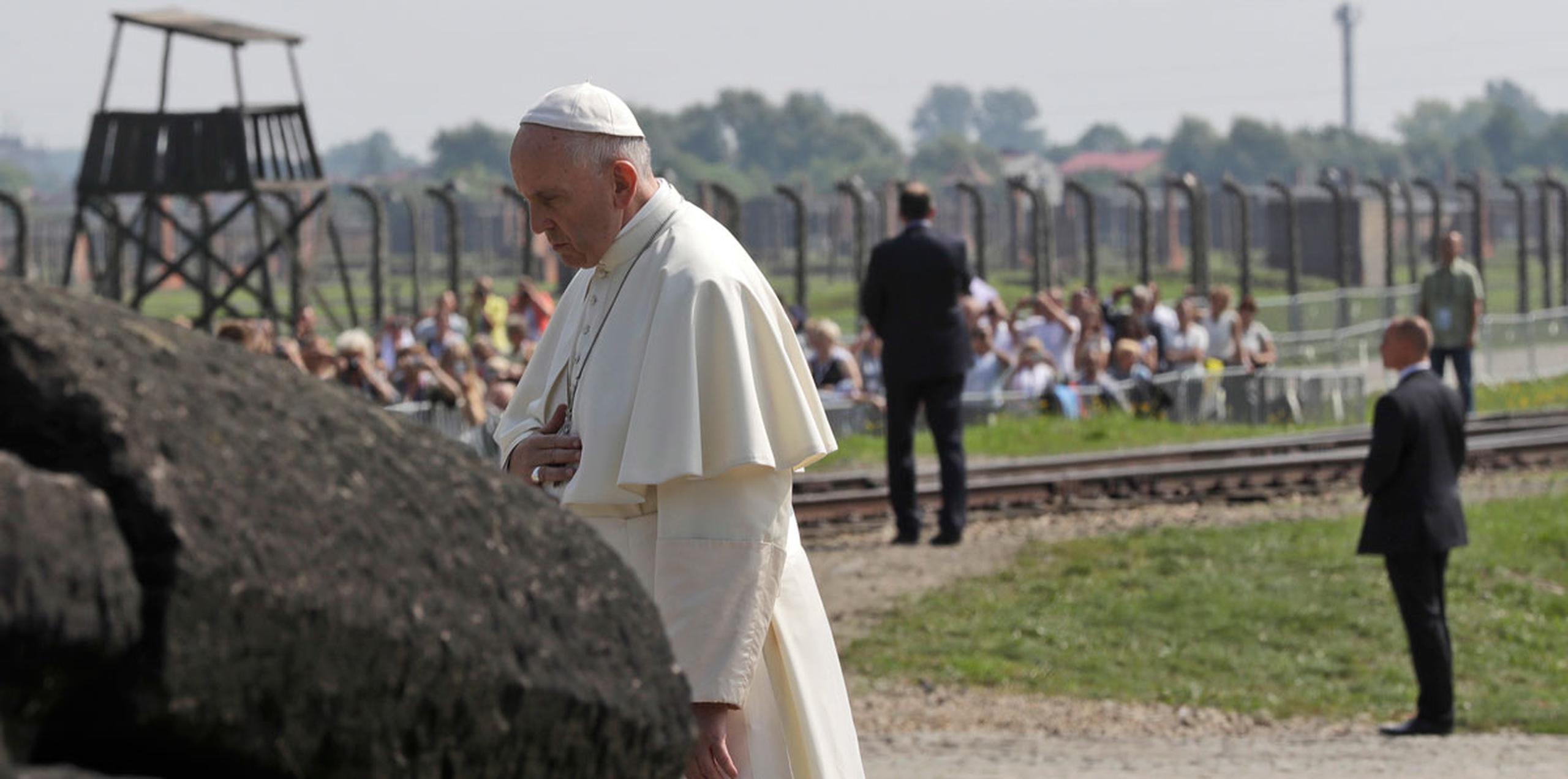 El papa oró en silencio durante más de 15 minutos antes de reunirse con varios sobrevivientes del campo. (AP)