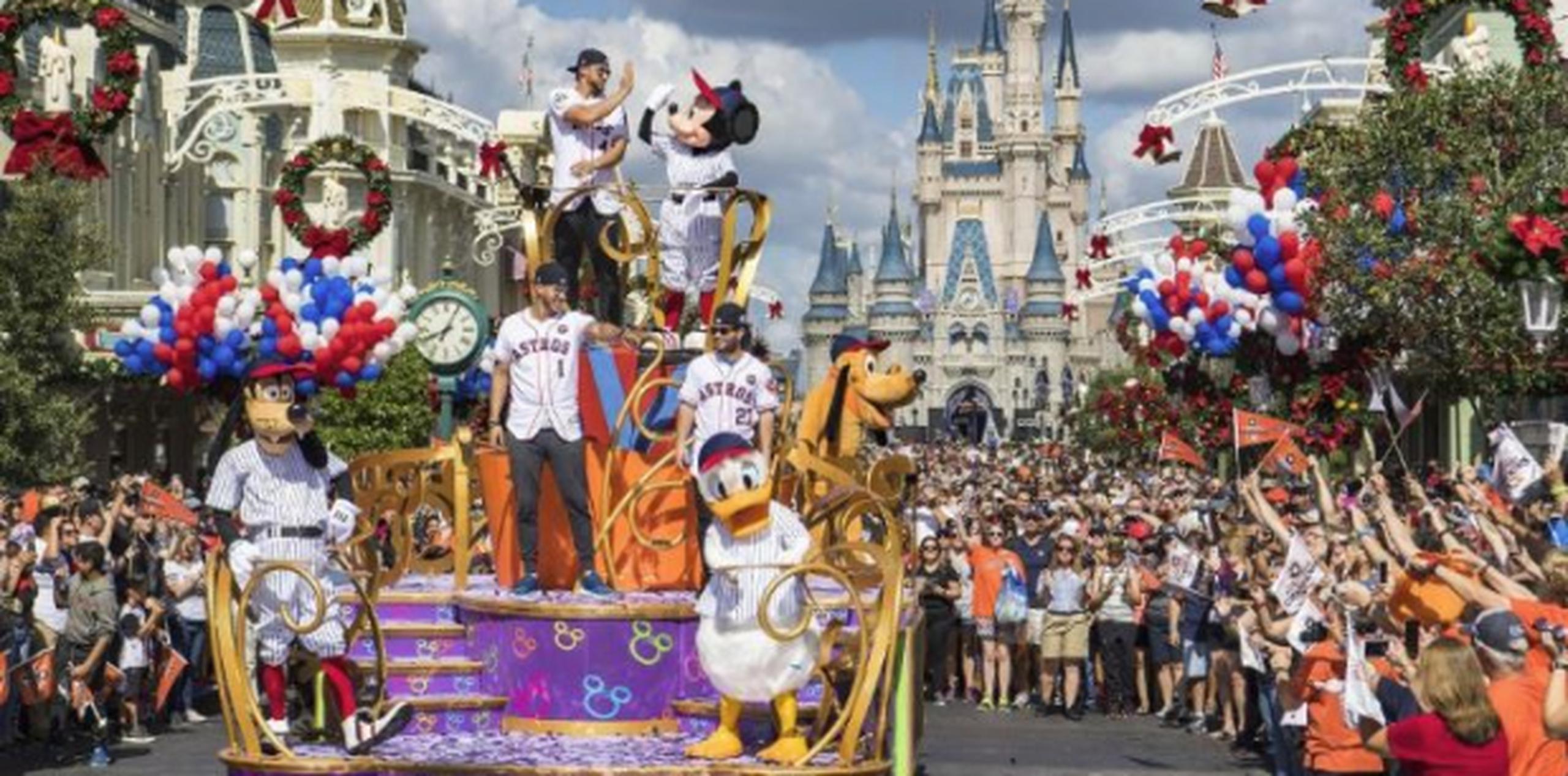 El desfile, en el que también participaron varios personajes de Disney, se llevó a cabo al mediodía. (Suministrada)