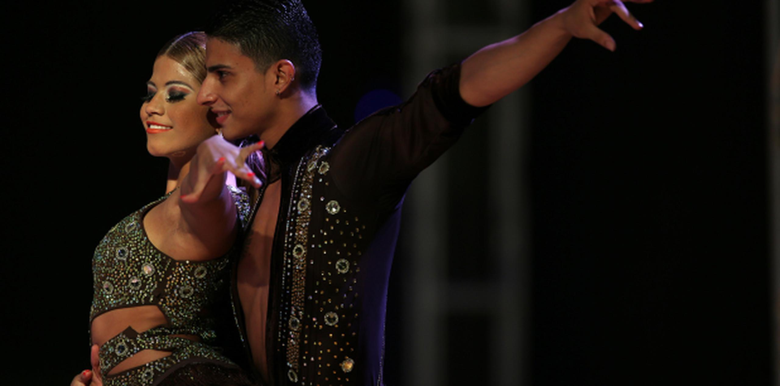 Las ocho parejas improvisaron individualmente sus bailes al ritmo del éxito de Ismael Miranda, “Señor Sereno”, interpretada por la orquesta “De menor a mayor”. (jose.candelaria@gfrmedia.com)