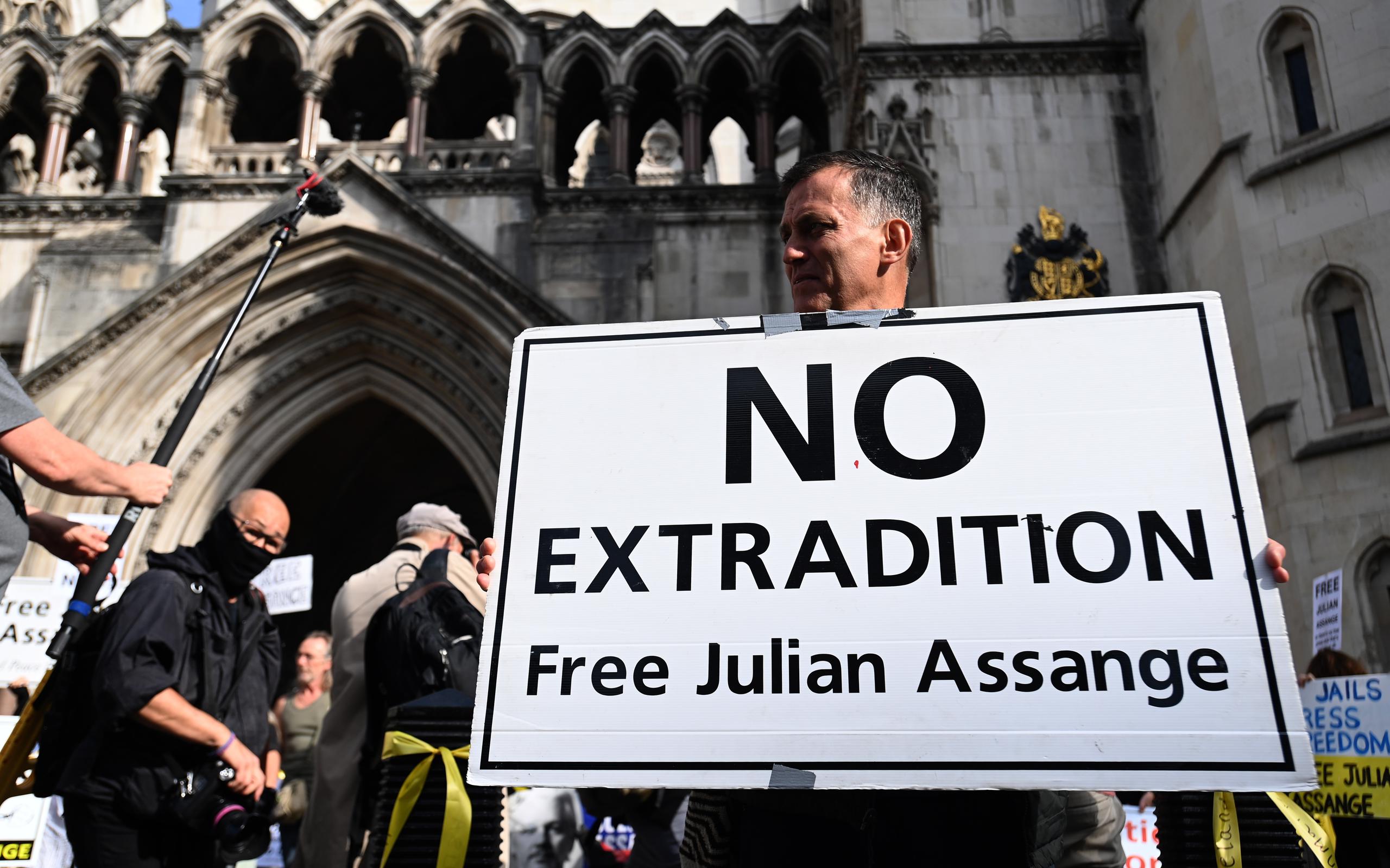 Un centenar de personas se congregó esta mañana a las puertas del Tribunal Superior para defender a Assange ante un caso judicial que ven como una contienda entre la “libertad” y las “mentiras”.