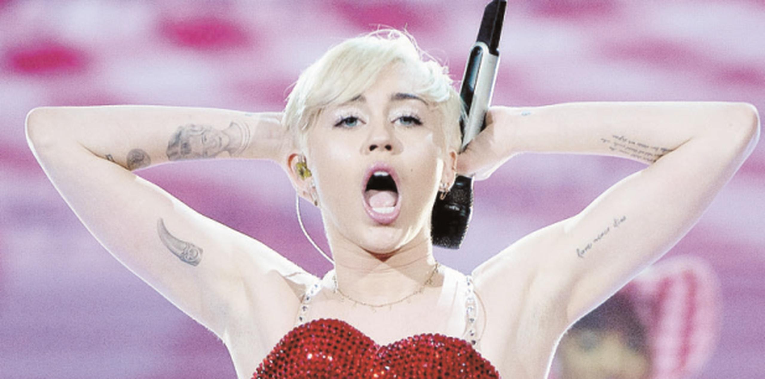 Miley Cyrus impacta con postura de yoga Primera Hora