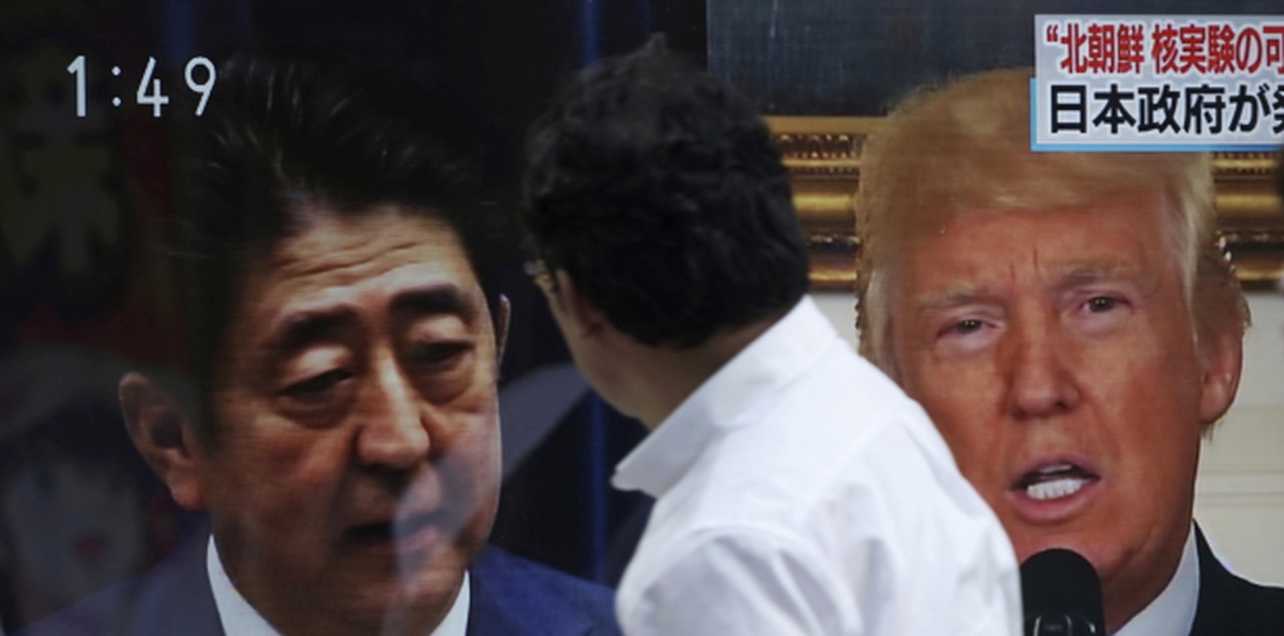 Trump, aquí en un reportaje relacionado a la prueba en un canal de televisión japonés, mantendrá una reunión con su equipo de seguridad nacional durante el día de hoy para analizar el nuevo ensayo nuclear norcoreano. (AP)