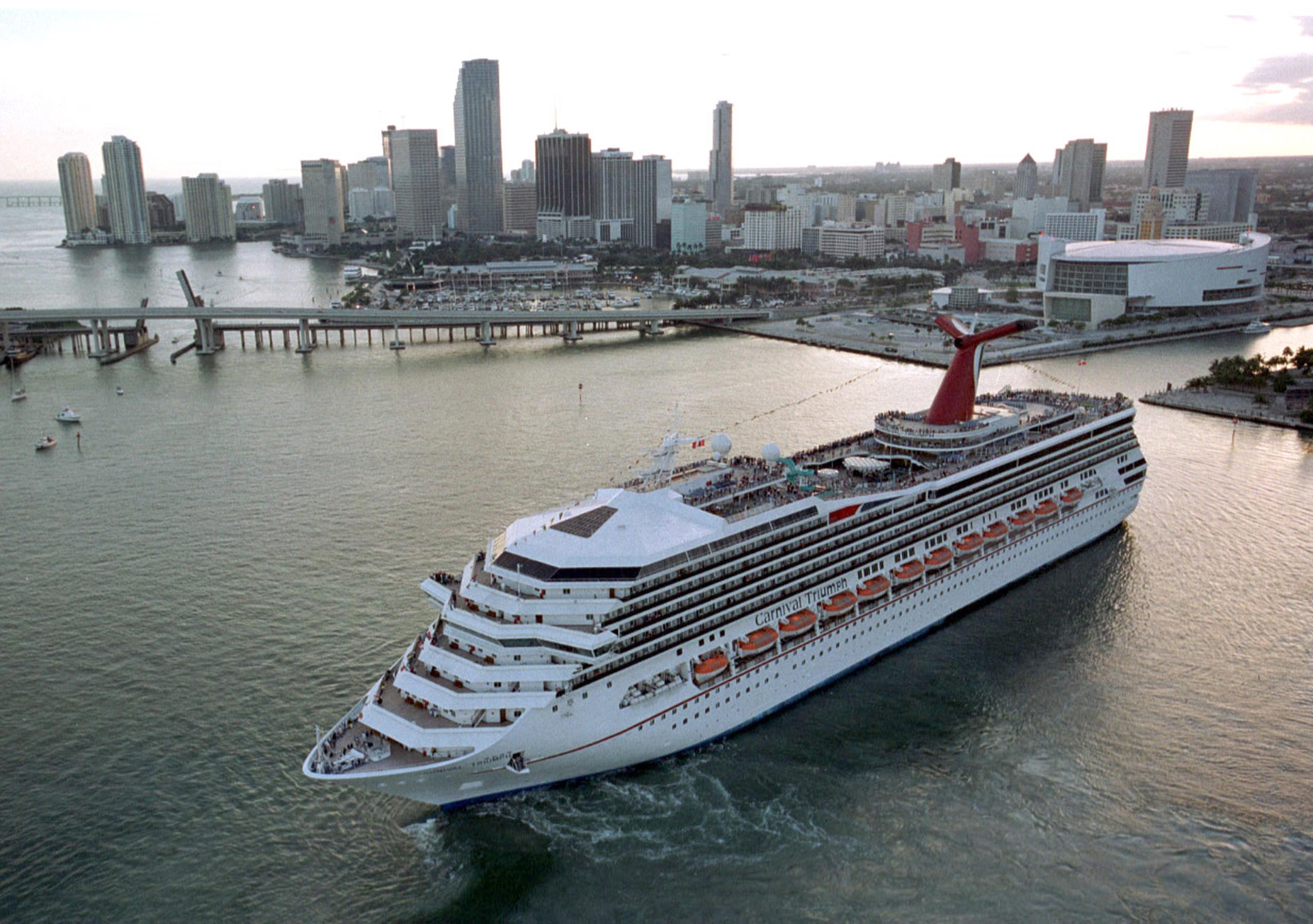 Carnival, con sede en Florida, señaló en un comunicado que la suspensión es “inmediata” y que los barcos que están en medio de viajes iniciarán el regreso.