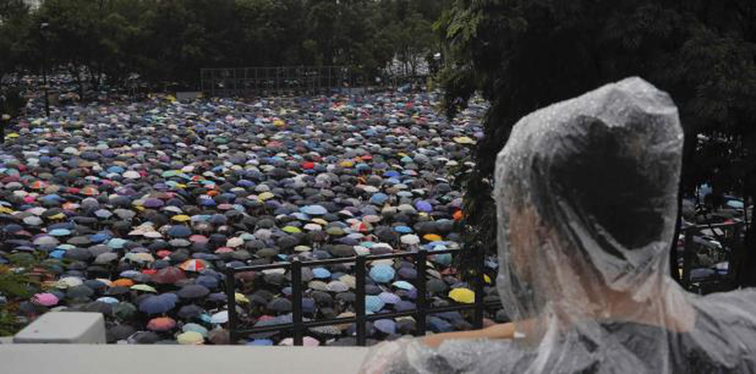 La manifestación fue bajo una intensa lluvia. (AP)