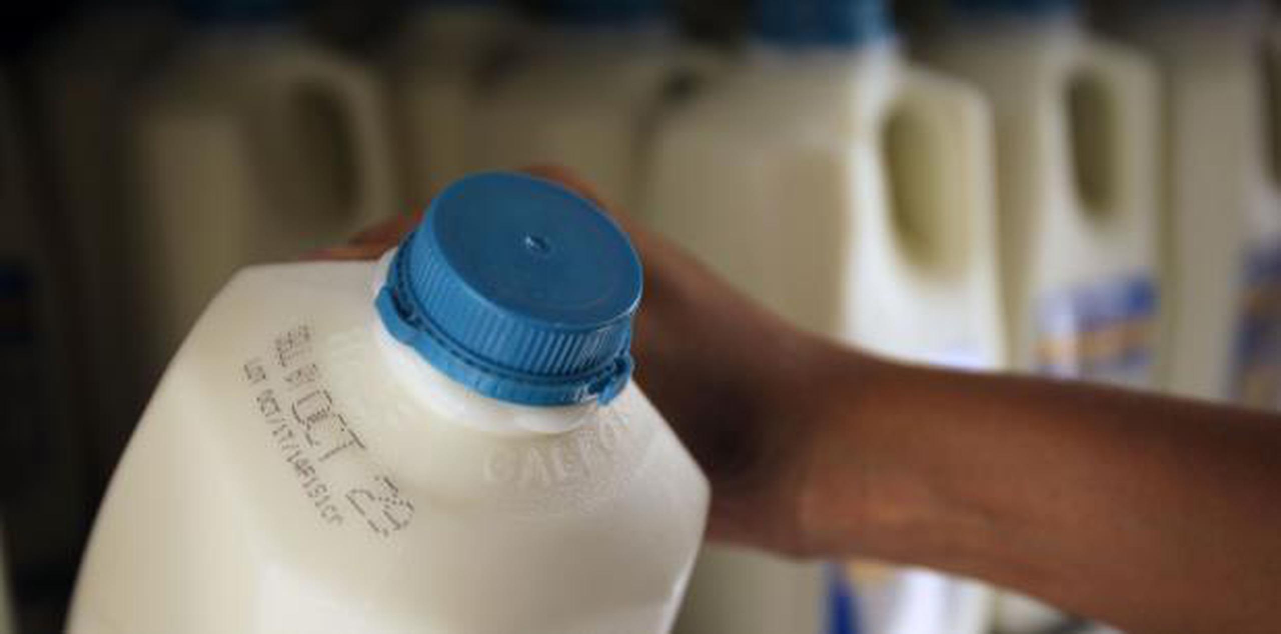 Para el año 2016, la industria de la leche en la isla vendía sobre 240 millones de cuartillos anualmente, número que ha experimentado un dramático descenso a apenas 190 millones desde julio del año pasado. (archivo)