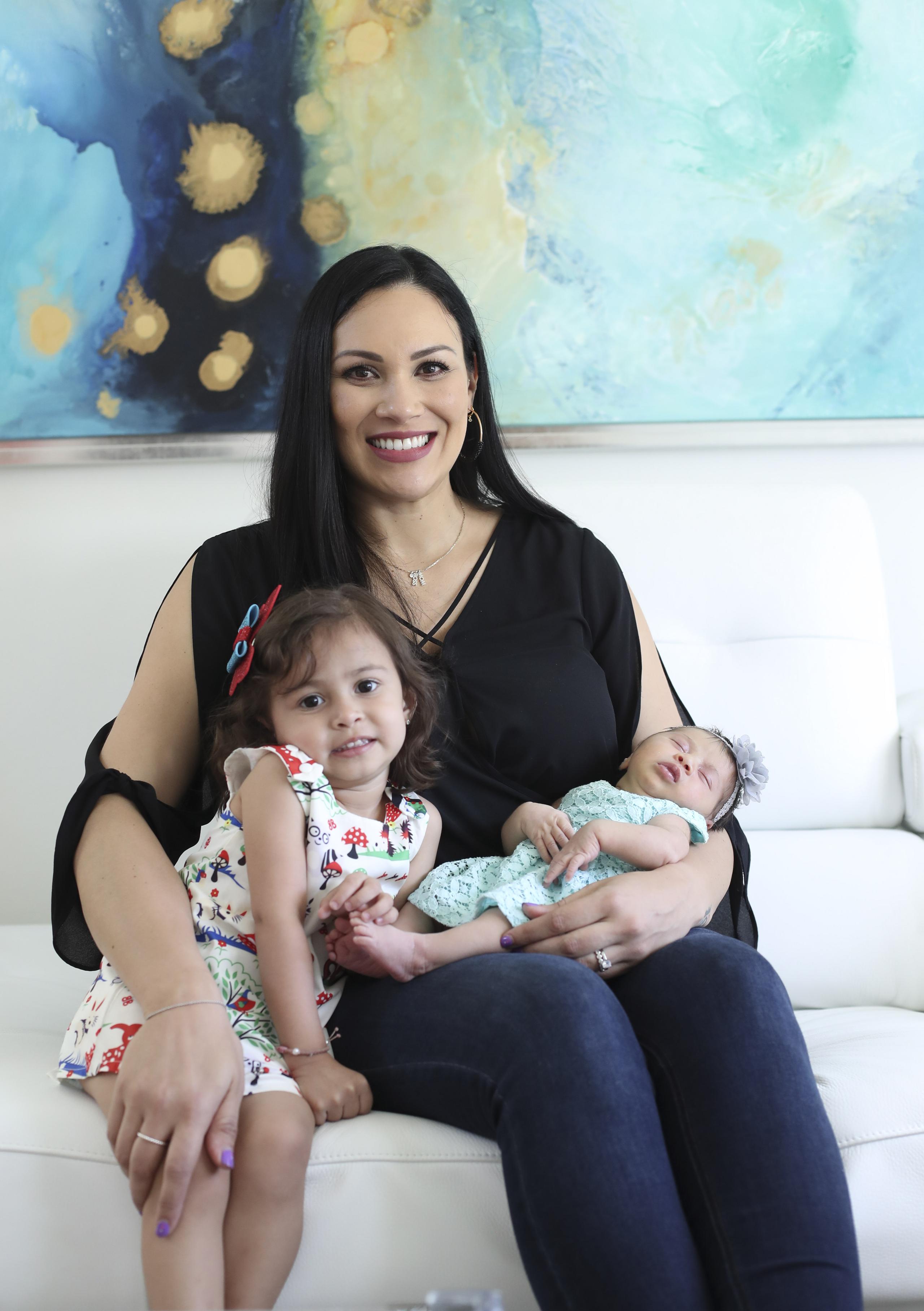 Vilmarie Mojica, con sus niñas Valeria Victoria y Kamilia Victoria, celebró que la llegada de su segunda niña completa el plan que ideó con su esposo Tommy Ramos.
