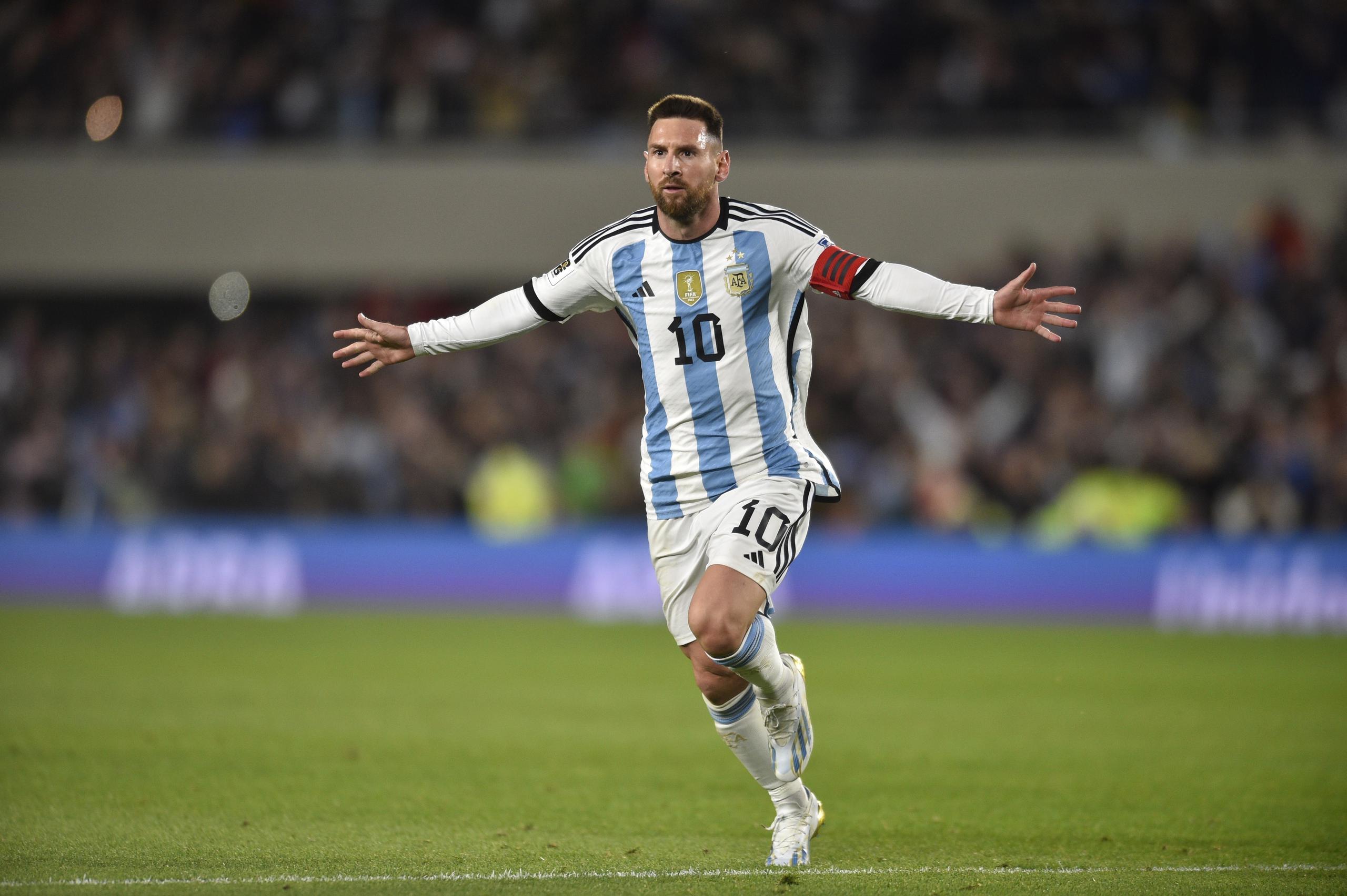 Lionel Messi celebra tras anotar un gol de tiro libre para Argentina ante Ecuador para la victoria 1-0 en las eliminatorias sudamericanas para el Mundial 2026, en el estadio Monumental de Buenos Aires, el jueves 7 de septiembre de 2023.