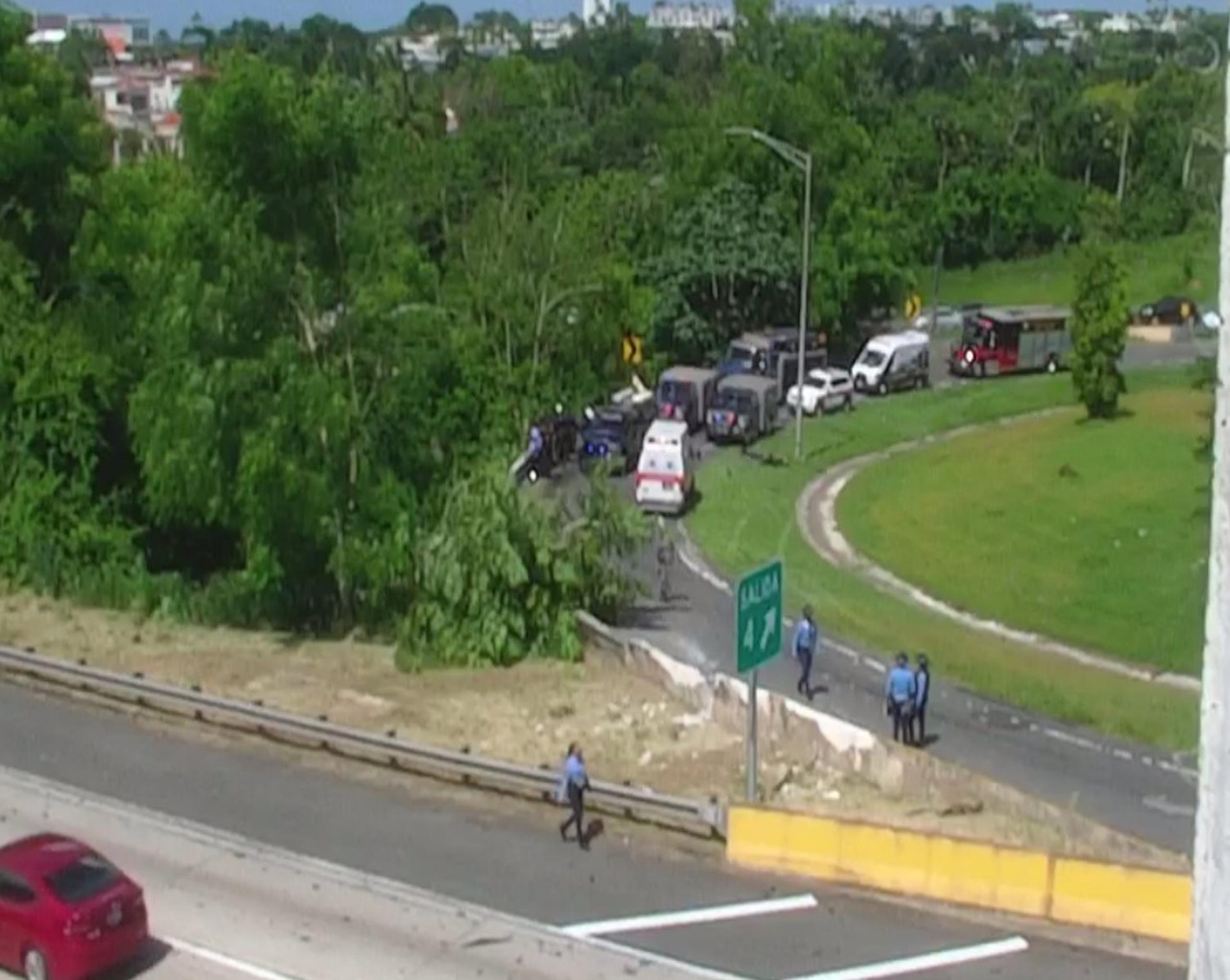 Imagen compartida por DTOP en la red social X de la escena de un accidente fatal con camión en la salida 4 desde la PR-52 hacia Montehiedra.