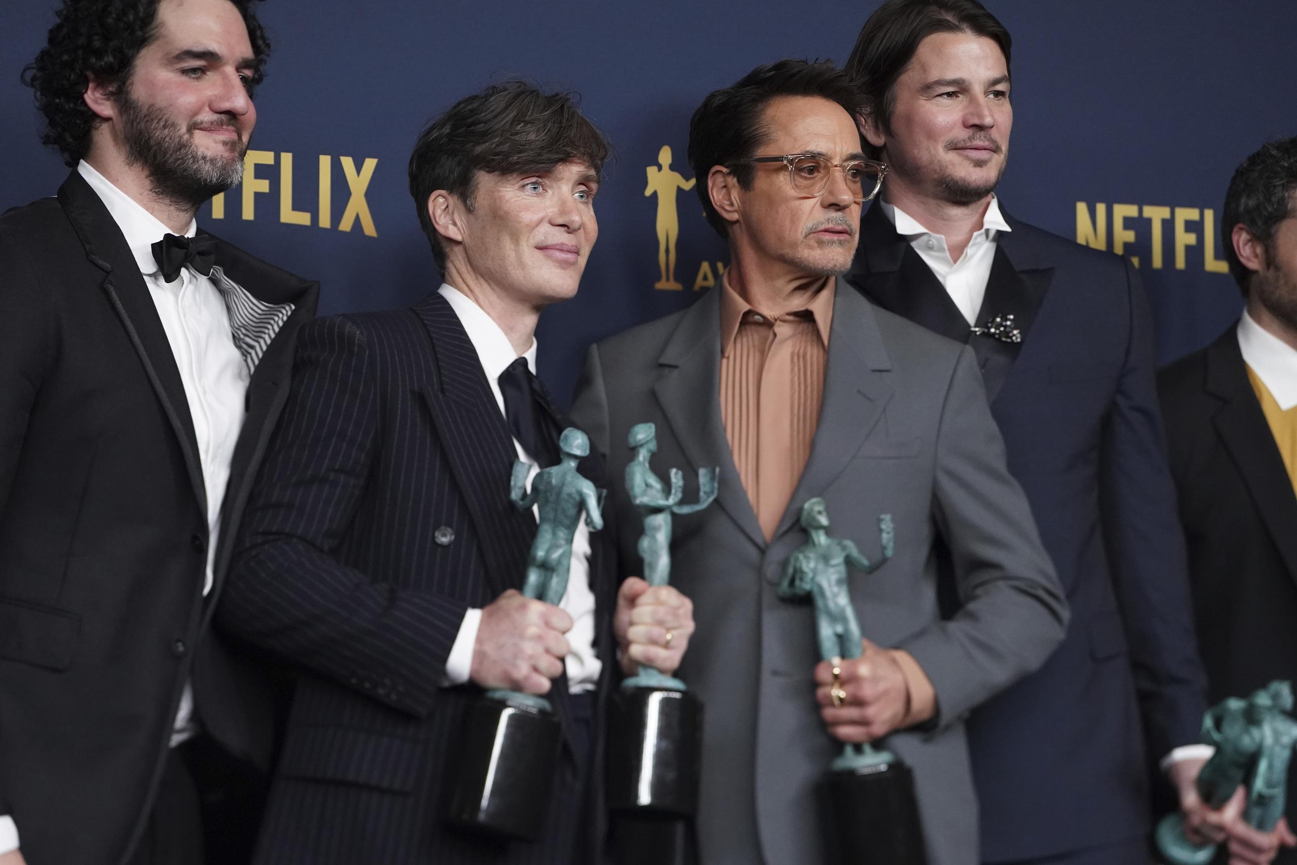 Benny Safdie, Cillian Murphy, Robert Downey Jr., y Josh Hartnett recibieron los galardones otorgados al filme "Oppenheimer" durante ka gala celebrada el sábado.