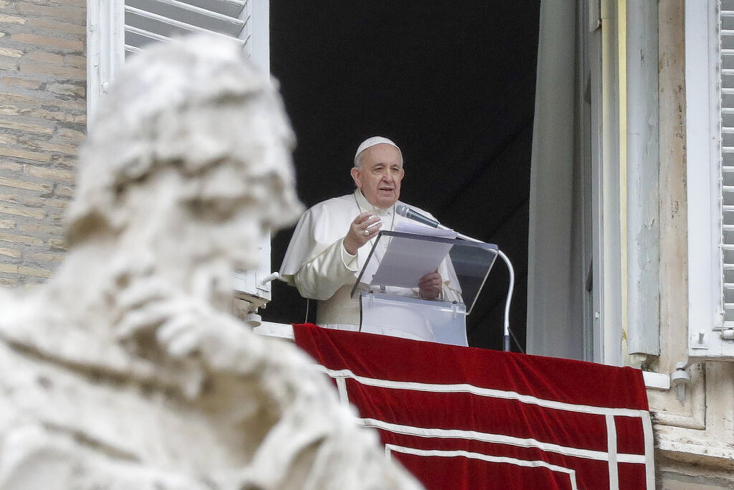 El papa Francisco hoy durante su mensaje desde la ventana de su estudio con vista a la Plaza de San Pedro, en el Vaticano.