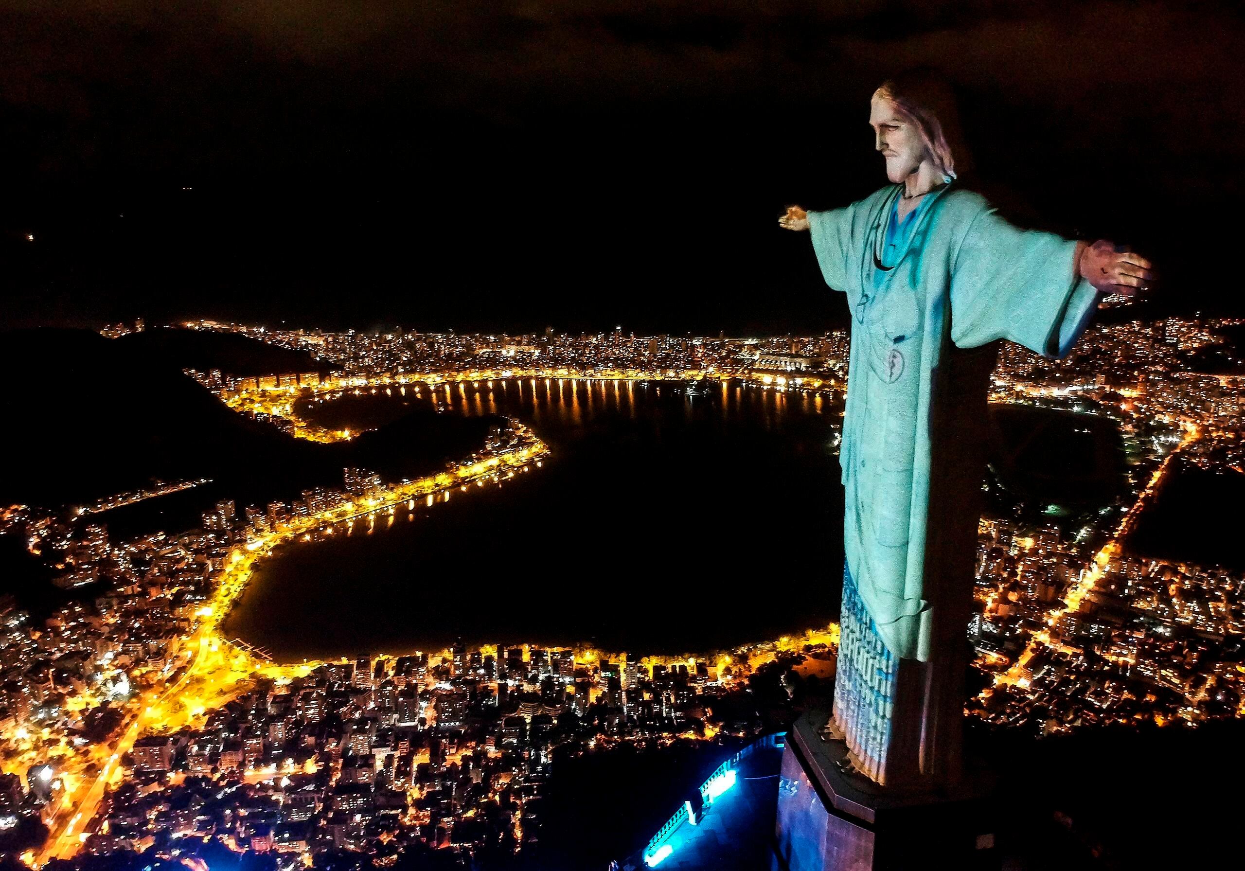 Vista aérea de la estatua del Cristo Redentor con una proyección de trabajadores de la salud, durante un acto religioso para celebrar el domingo de Pascua, este domingo.