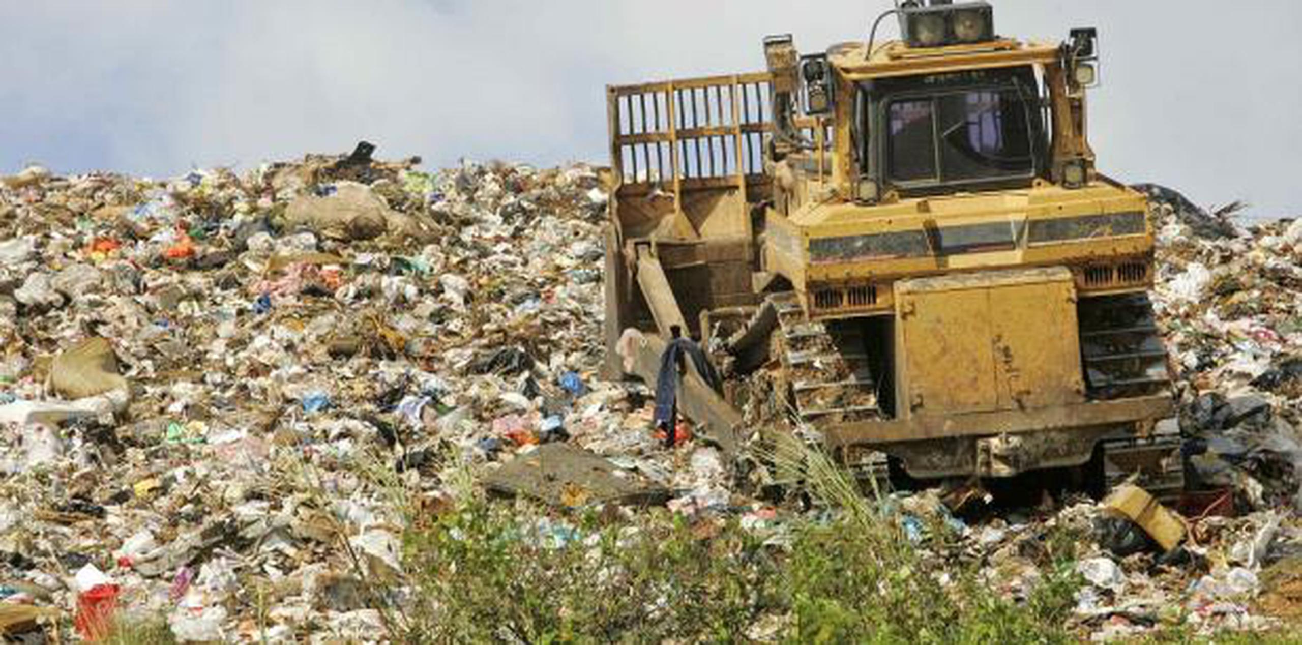 Autoridad de Desperdicios Sólidos inspeccionando el vertedero de Toa Baja. (Archivo)