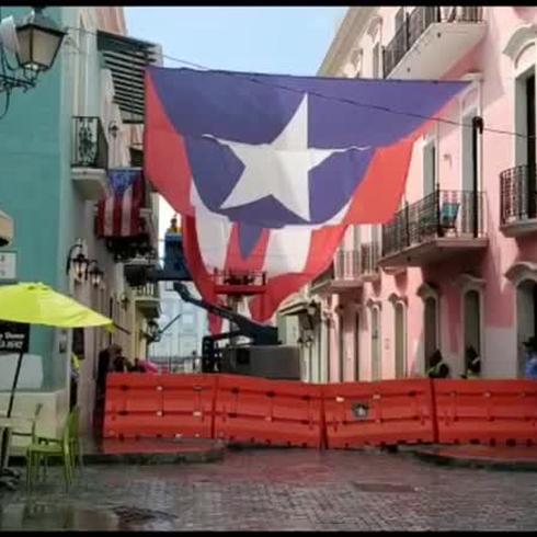 Enorme bandera monoestrellada en la calle Fortaleza