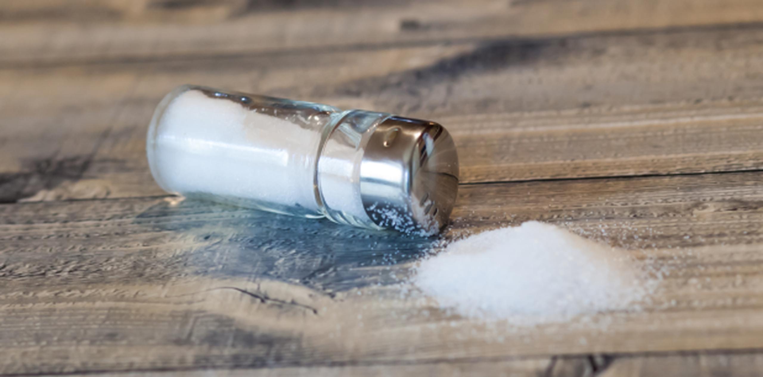 Disminuir el consumo de sal a 6 gramos diarios ayudaría a reducir la presión. (Shutterstock)