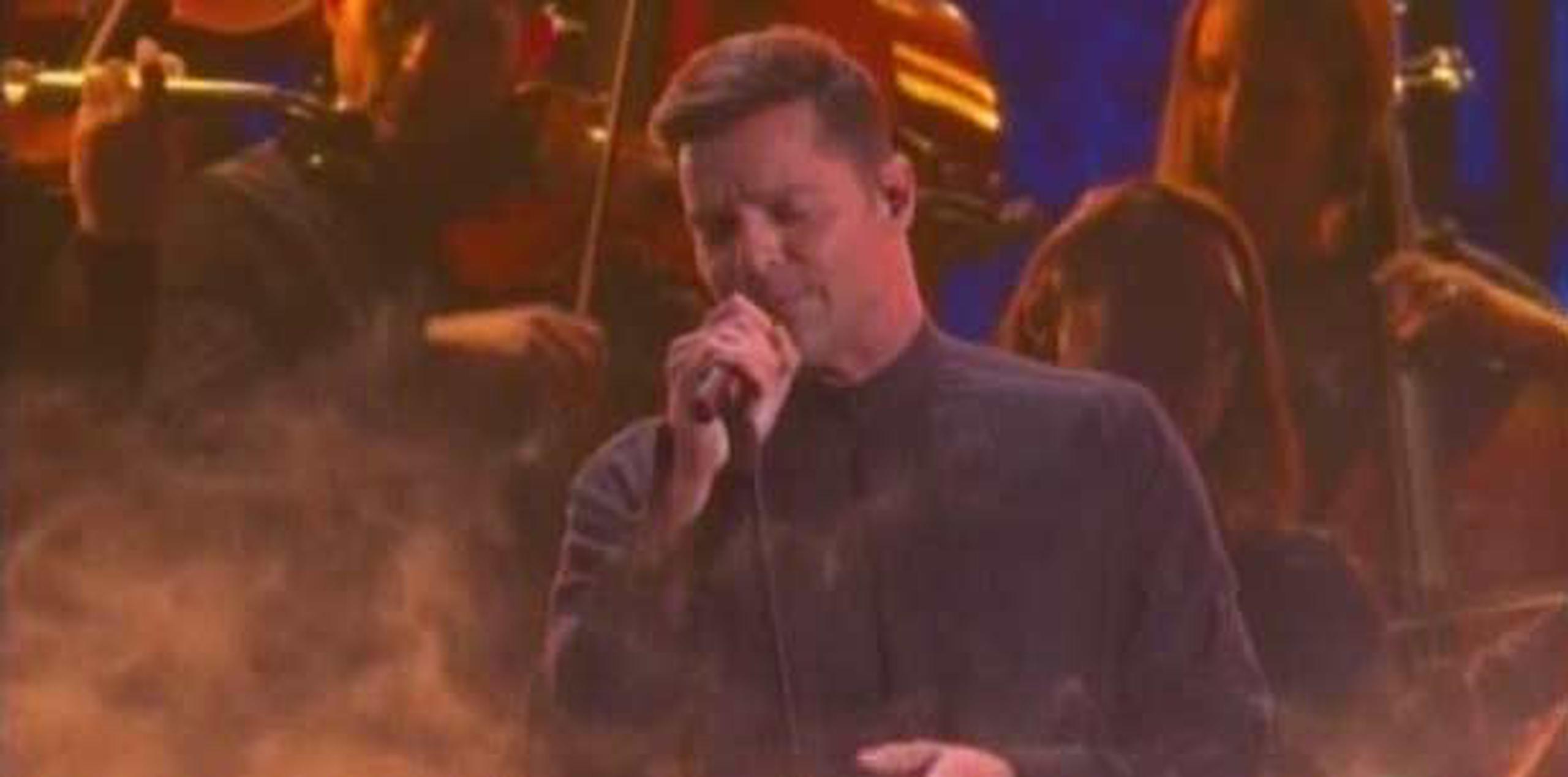 Ricky Martin interpretó un medley que inició con el romanticismo del tema Disparo al corazón y terminó con el ritmo y sabor de Una mordidita. (Captura)