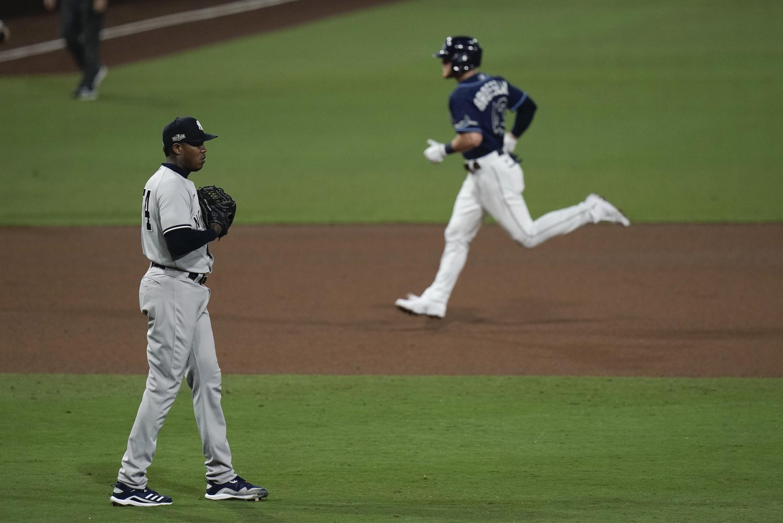 Momento en que Mike Mike Brosseau recorre las bases tras conectar un jonrón en la octava entrada ante el relevista de los Yankees, Aroldis Chapman.