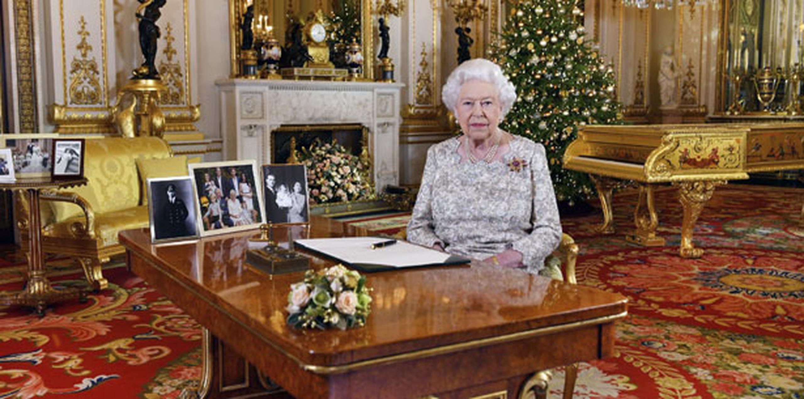 En una nota más ligera, la reina señaló que 2018 fue un año muy ocupado para su familia: dos bodas, dos bebés y otro para el próximo año. "Ayuda mantener a la abuela bien ocupada”, dijo. (AP)