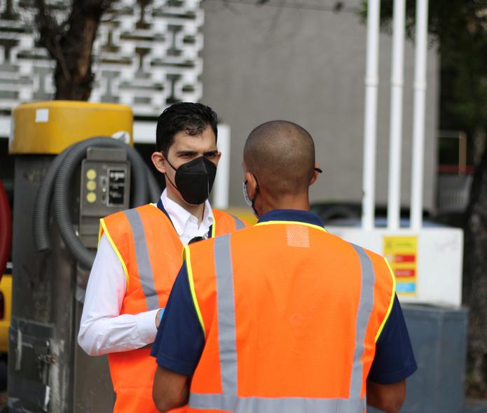 De frente, el secretario del DACO, Edan Rivera Rodríguez, durante su inspección a distribuidores de gasolina en la isla.
