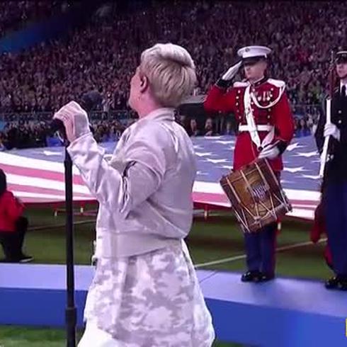 Pink interpreta el himno de Estados Unidos en el Super Bowl