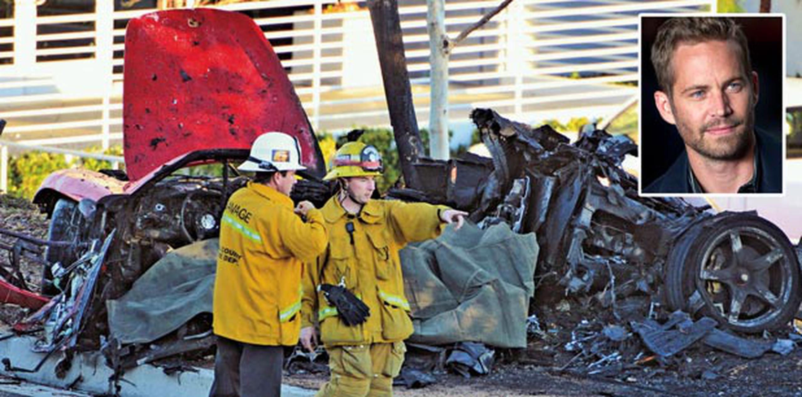 El auto donde murió el actor Paul Walker quedó destrozado. (AP/The Santa Clarita Valley Signal, Dan Watson)