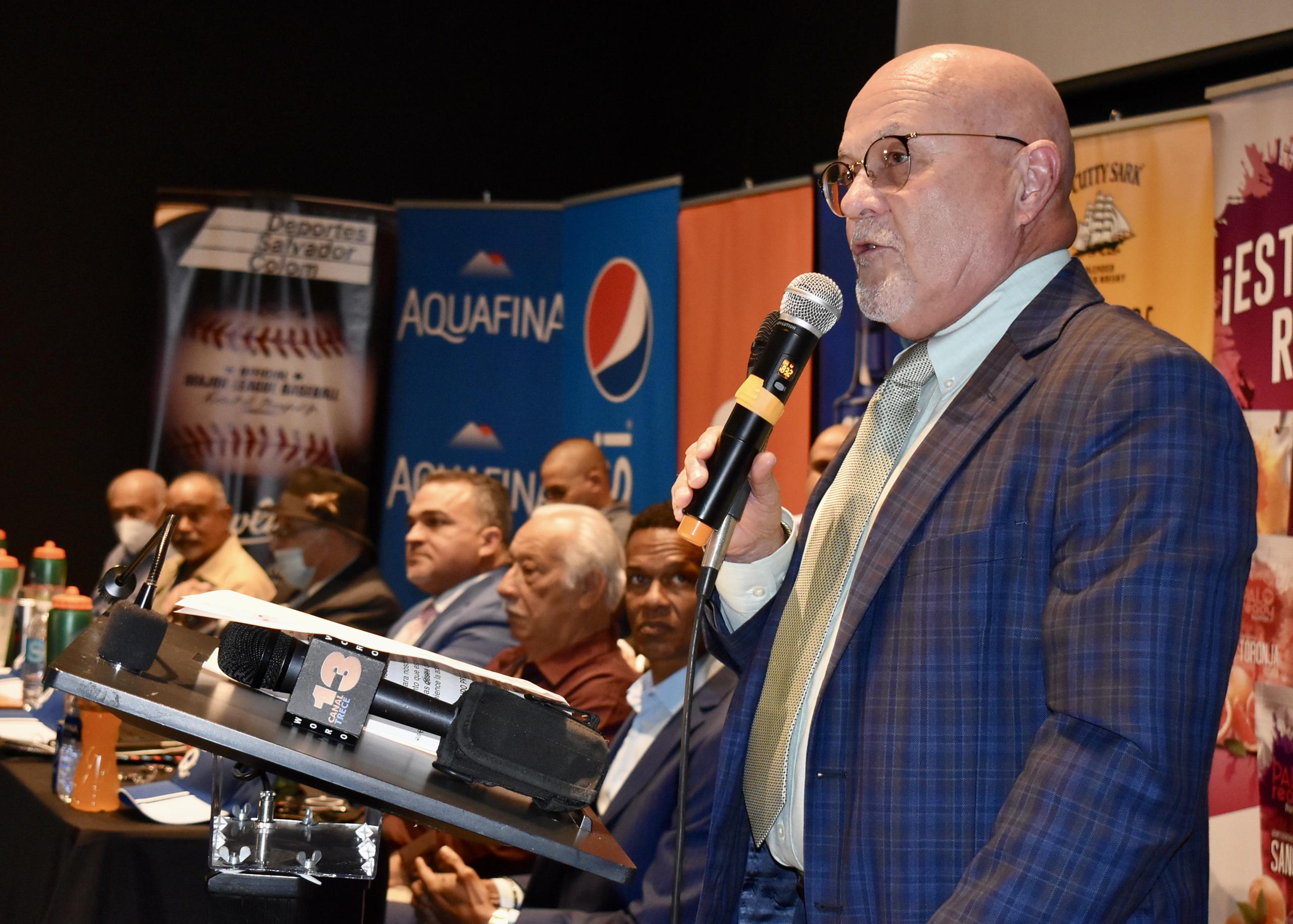 El presidente de la Federación de Béisbol de Puerto Rico, el Dr. José Quiles, hace uso de la palabra durante la presentación oficial de la temporada 2022 del Béisbol Superior Doble A el jueves.