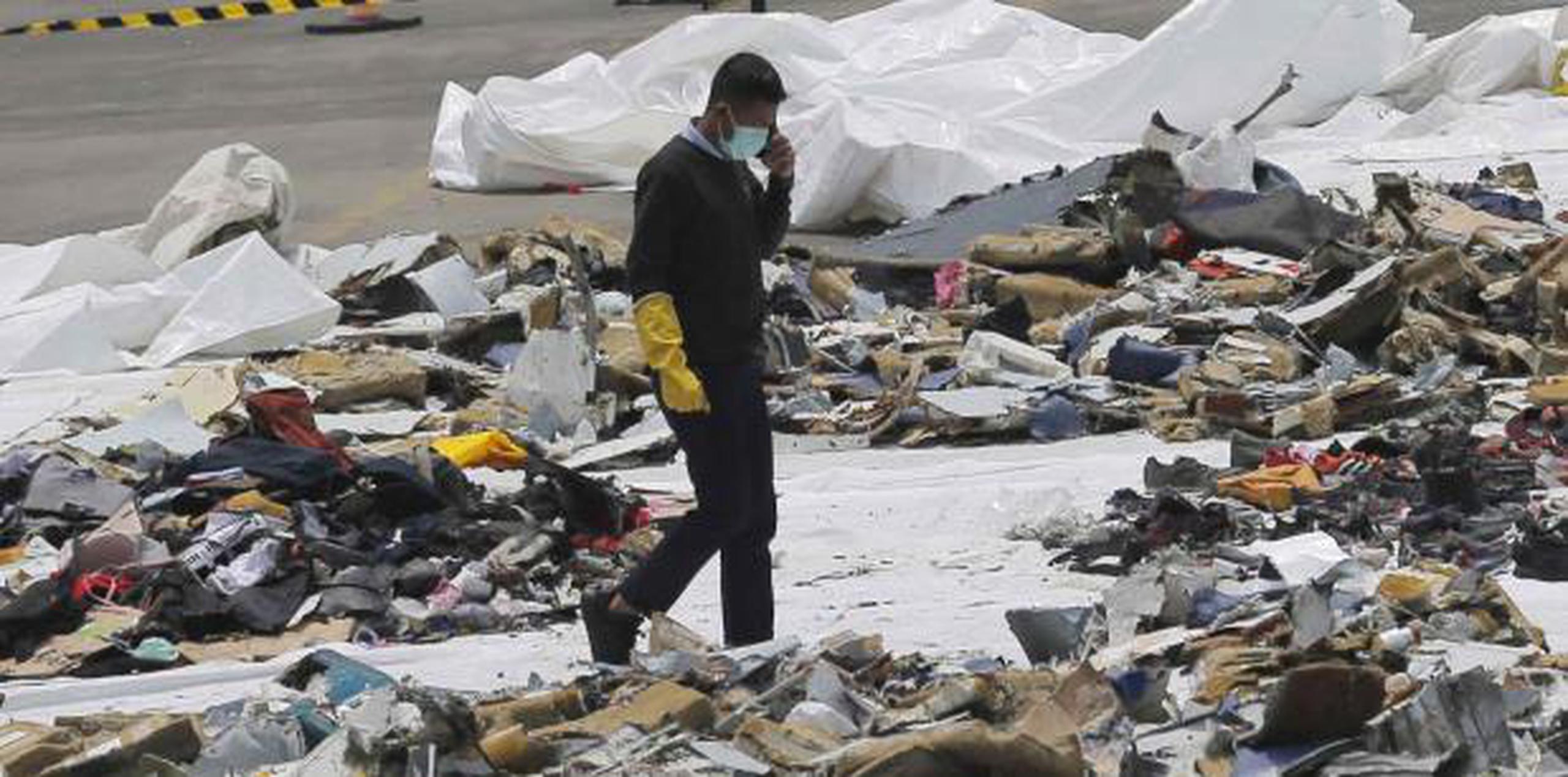 Las autoridades dijeron que los rescatistas enviaron 48 bolsas con restos humanos a expertos en identificación de la policía.  (AP)