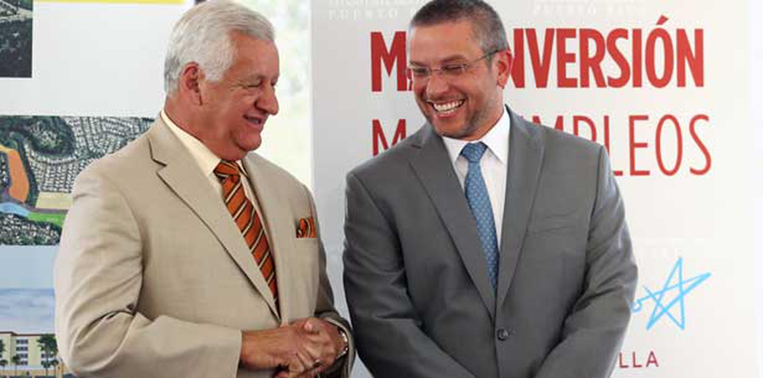 Héctor O’Neill y Alejandro García Padilla fueron los encargados de dar a conocer los detalles sobre la inversión que se realizará en Guaynabo. (jose.reyes@gfrmedia.com)