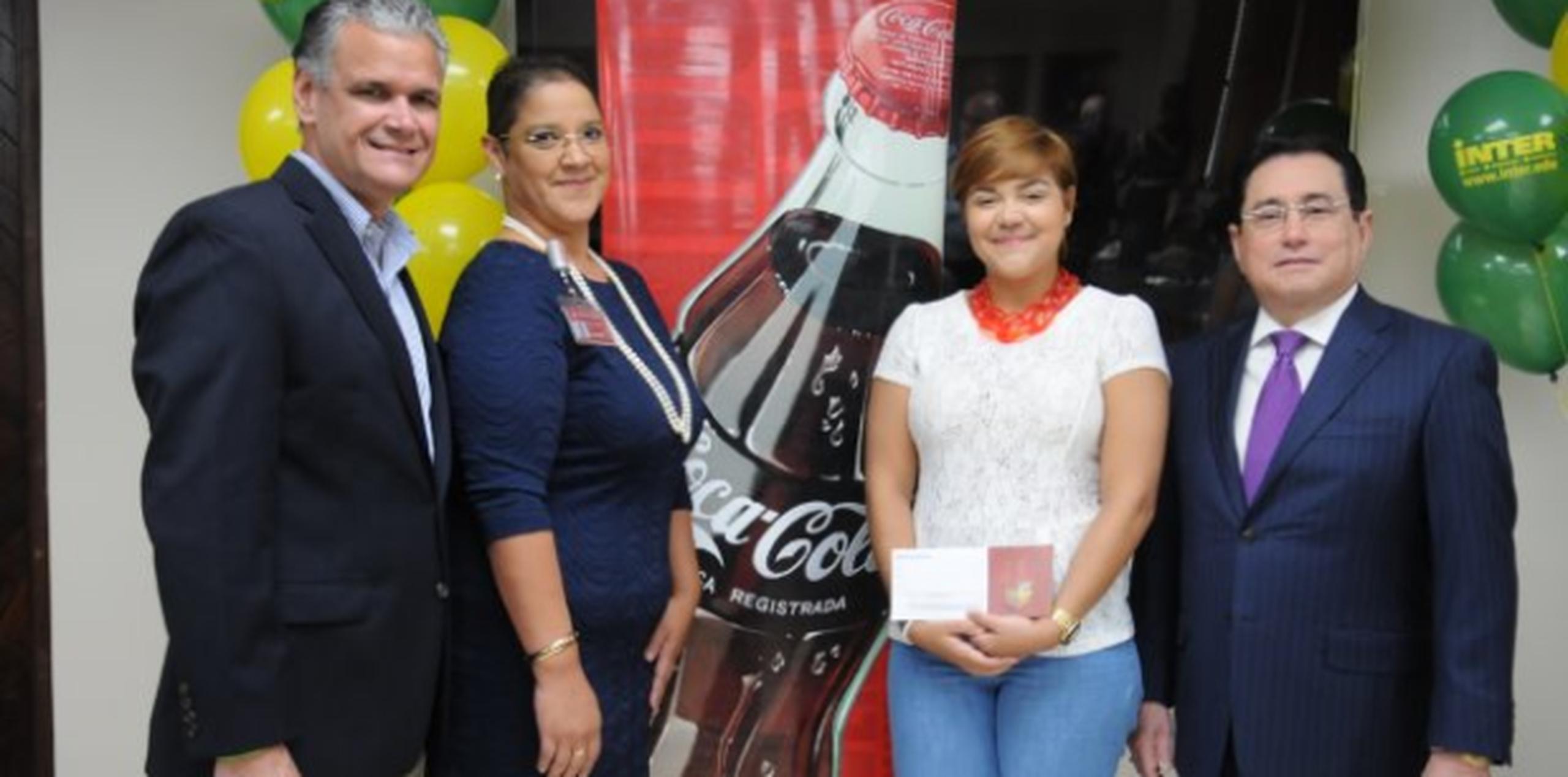 Funcionarios de Coca Cola Puerto Rico Bottlers y el presidente de la Universidad Interamericana de Puerto Rico junto a la estudiante del Recinto Metro de la Inter, Gabriela Colón, quien fue el primer lugar de la competencia. (Suministrada)