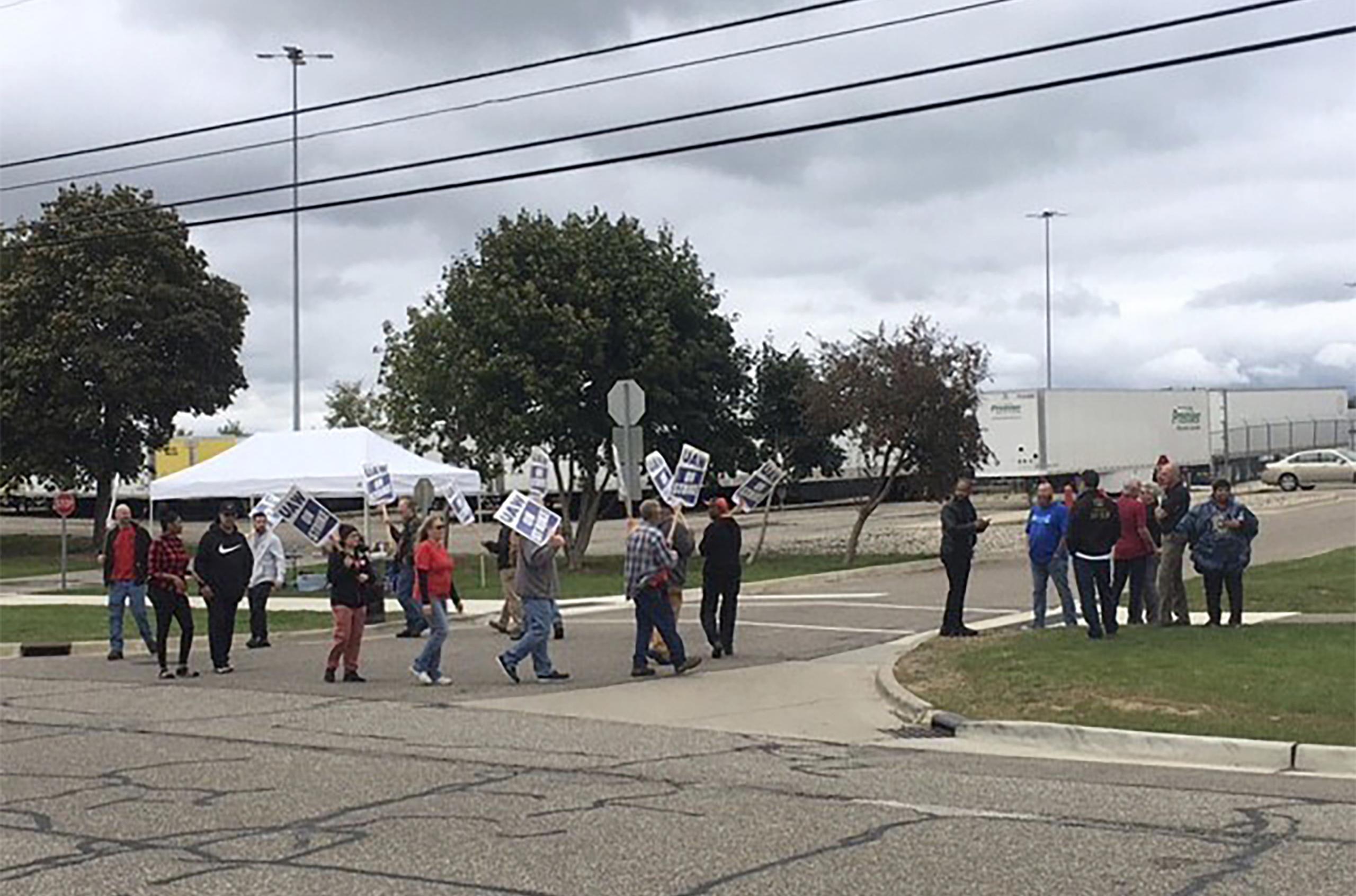 Sindicalistas de United Auto Workers protestan frente a una fábrica en Swartz Creek, Michigan.