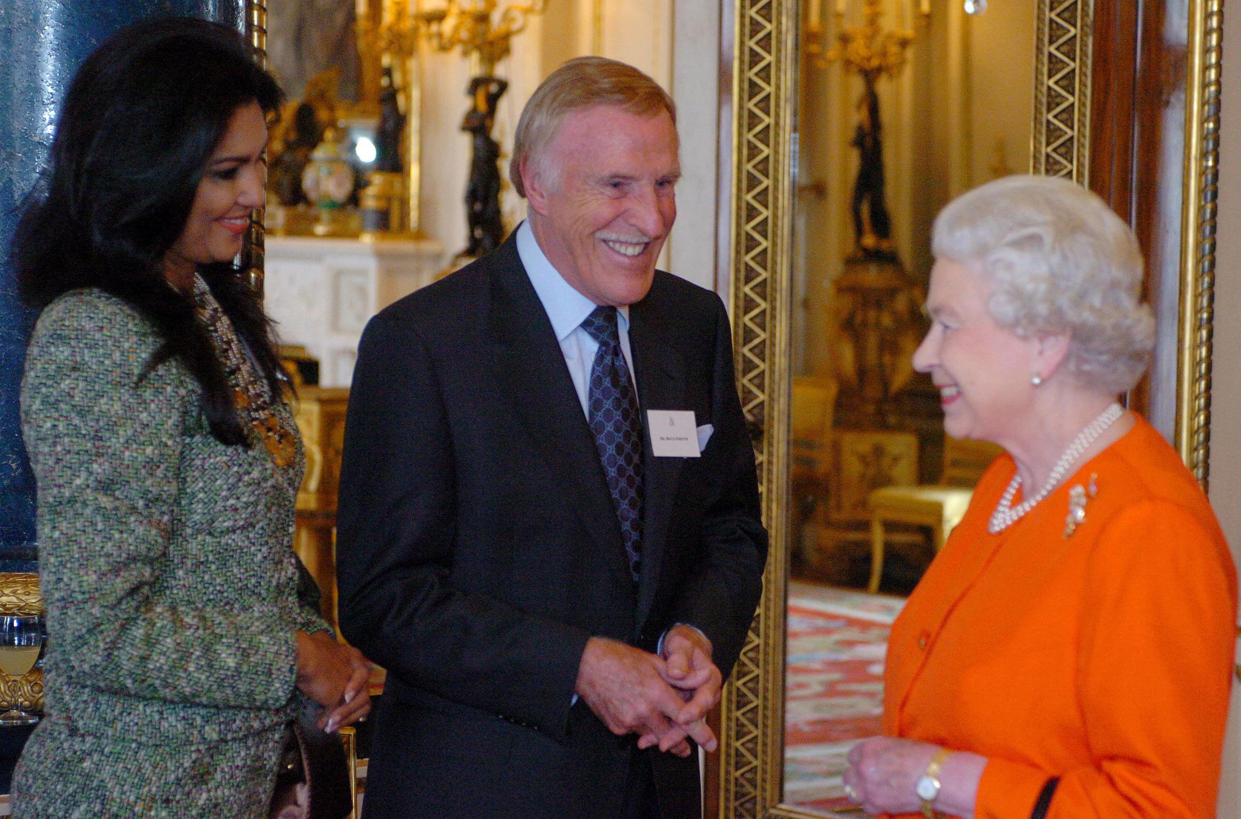La pareja junto a la Reina de Inglaterra. (Archivo)