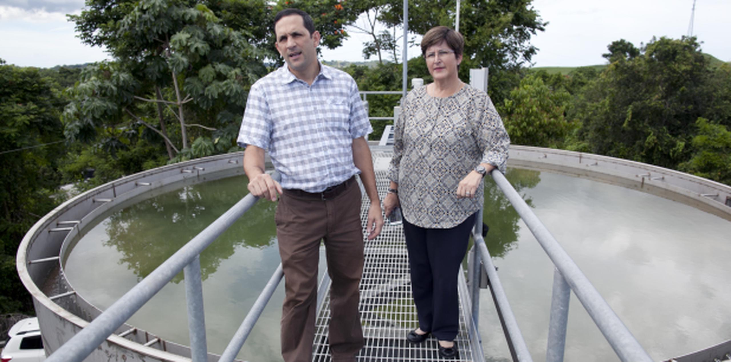 El presidente de la AAA, Alberto Lázaro, junto a la directora regional Doriel Pagán, informó  que los filtros y el nuevo estanque en Quebrada deberían comenzar a funcionar al final de este  mes. (PARA EL NORTE / ALVIN J. BÁEZ)
