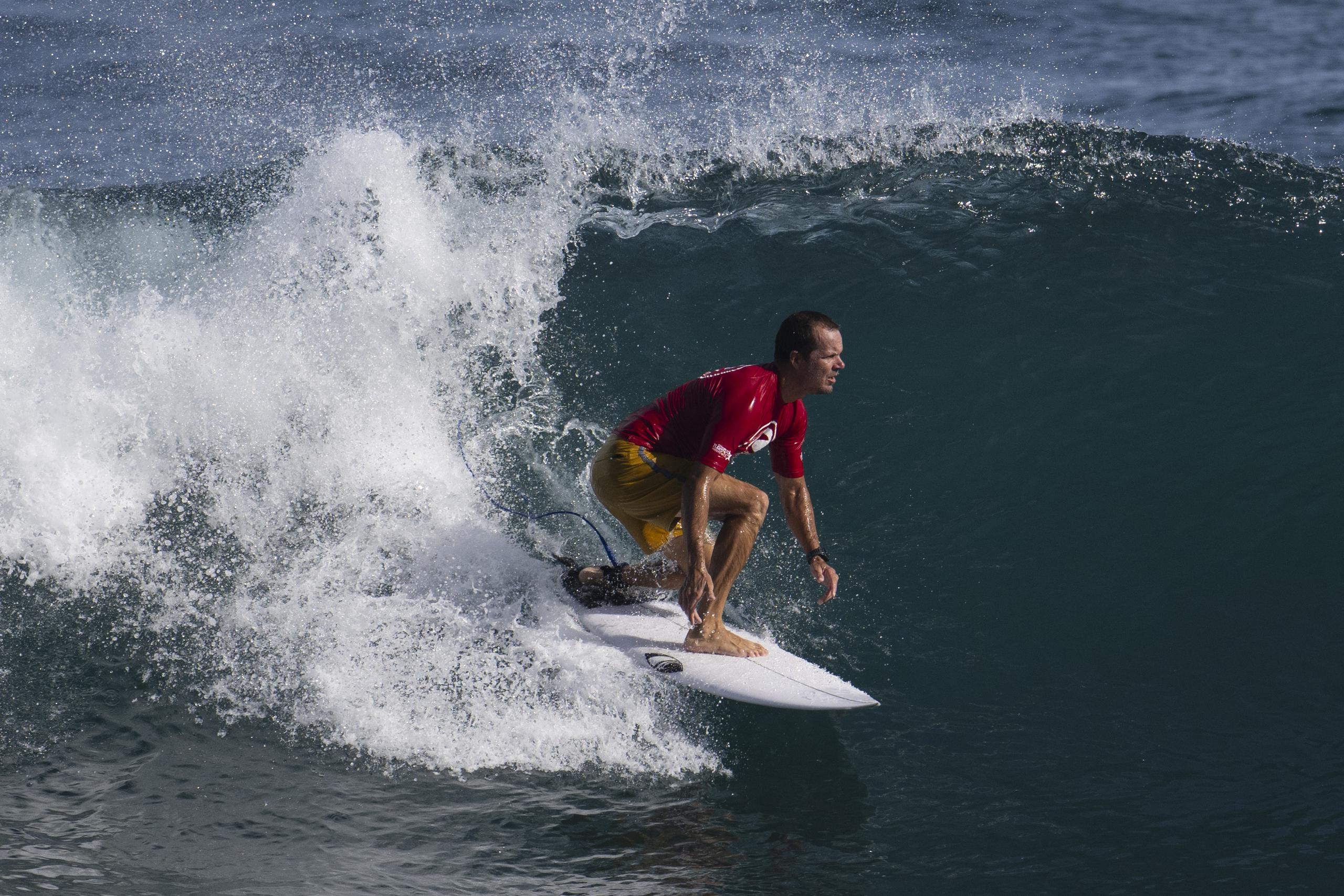 El veterano Brian Toth se apresta a atacar esta ola de izquierda en La Marginal de Arecibo ante surfers de Francia y Alemania.