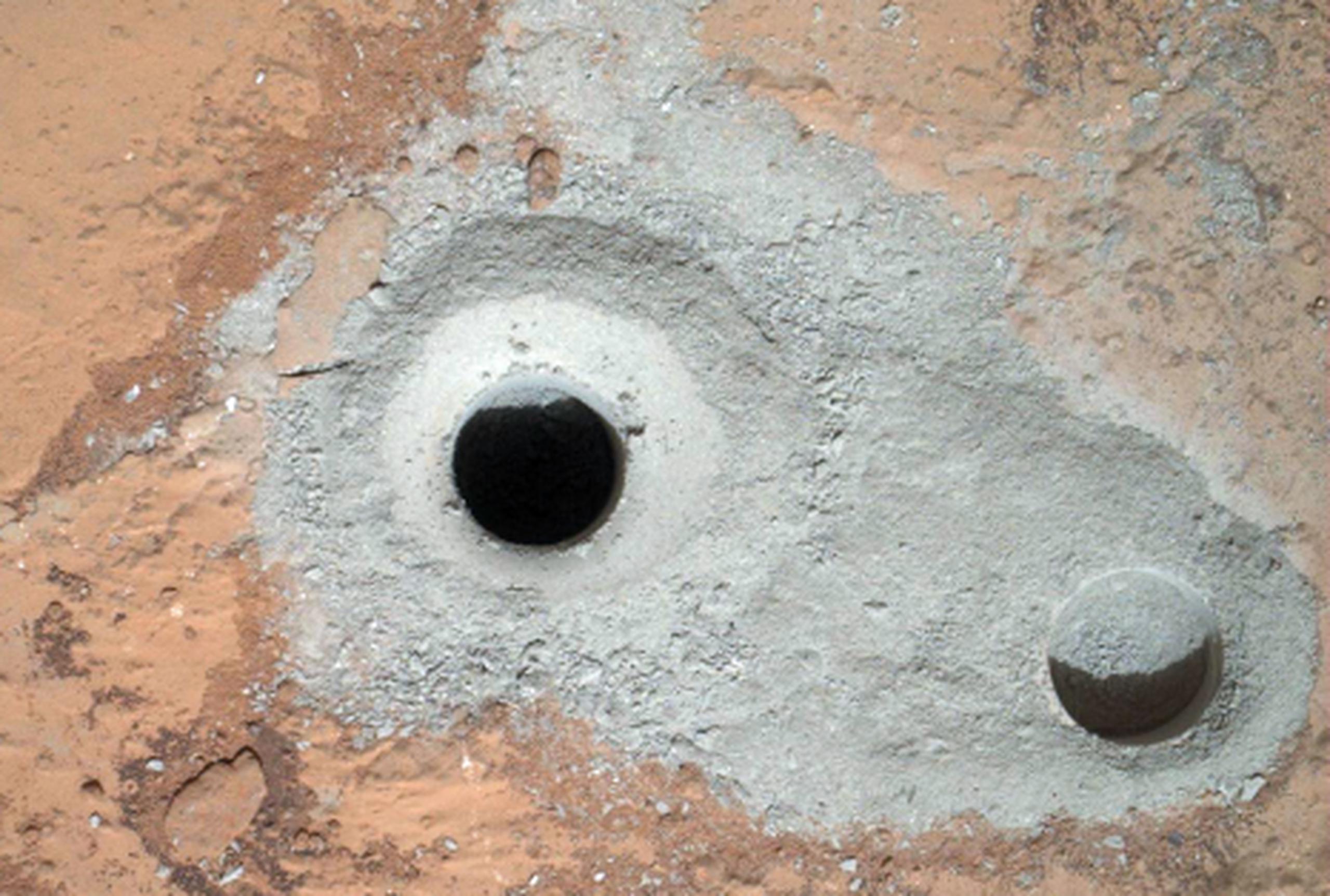 La tarea era tan compleja que los ingenieros pasaron varios días instruyendo a Curiosity para que palpara el terreno, perforara hoyos de prueba e hiciera una miniperforación a modo de ensayo. (AP/NASA)