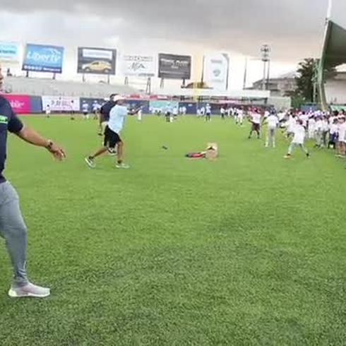 Roberto Alomar alienta a los niños a seguir en el béisbol