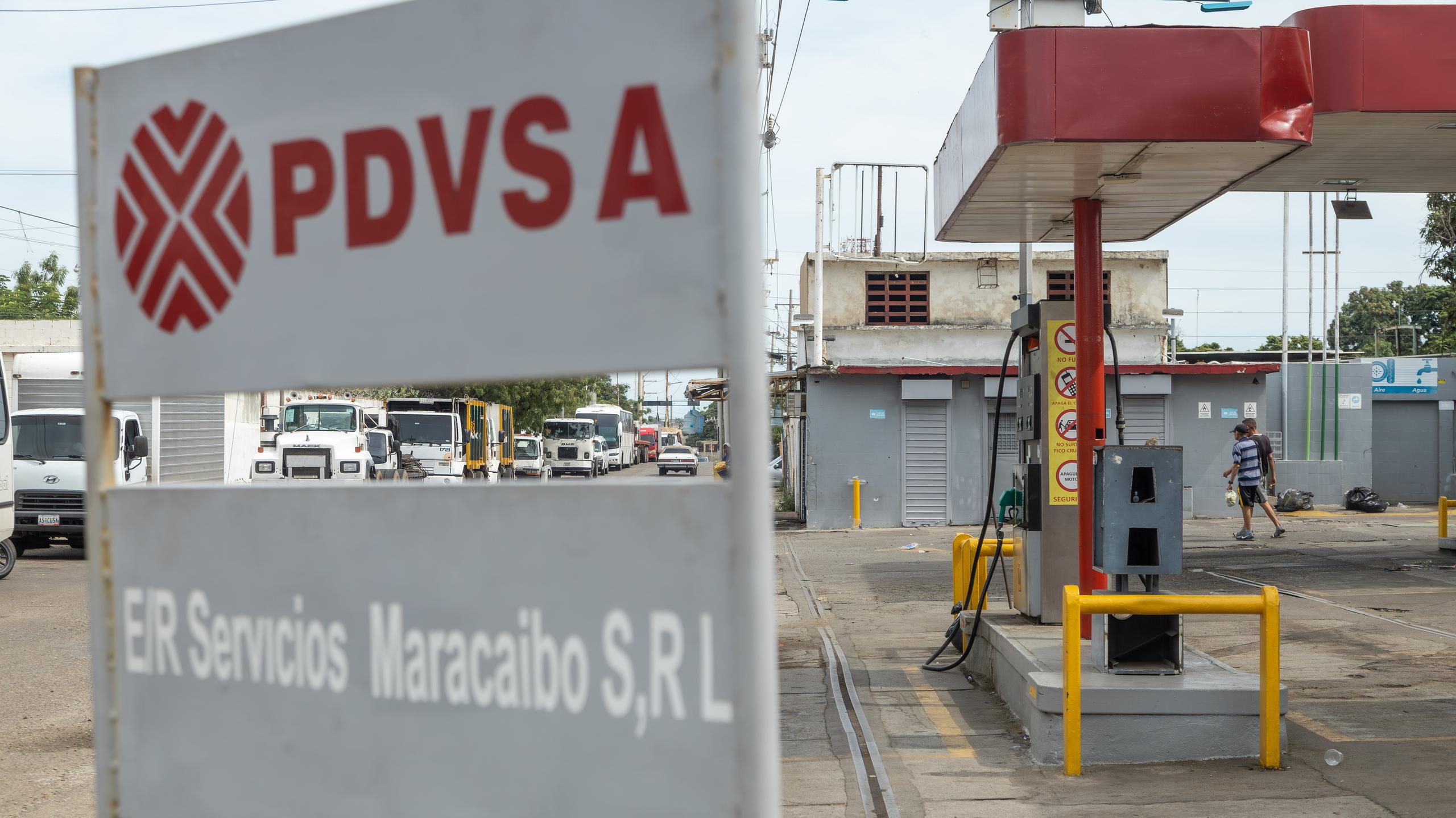 En la última semana se han publicado múltiples denuncias en las redes sociales sobre escasez de combustible, lo que obliga a los venezolanos a pasar horas en filas para llenar sus tanques.