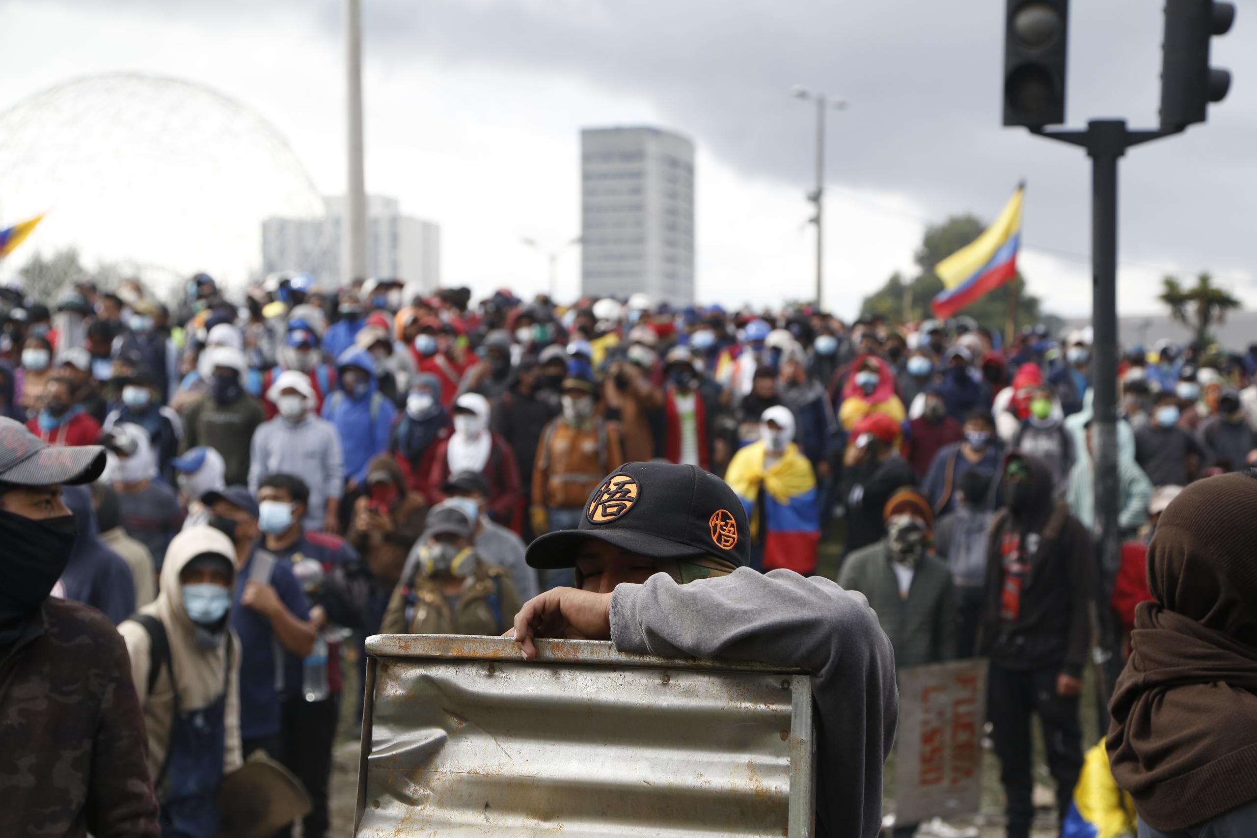 Manifestantes son vistos hoy durante el duodécimo día de protestas contra el Gobierno de Guillermo Lasso, en Quito (Ecuador). (EFE/Santiago Fernández)