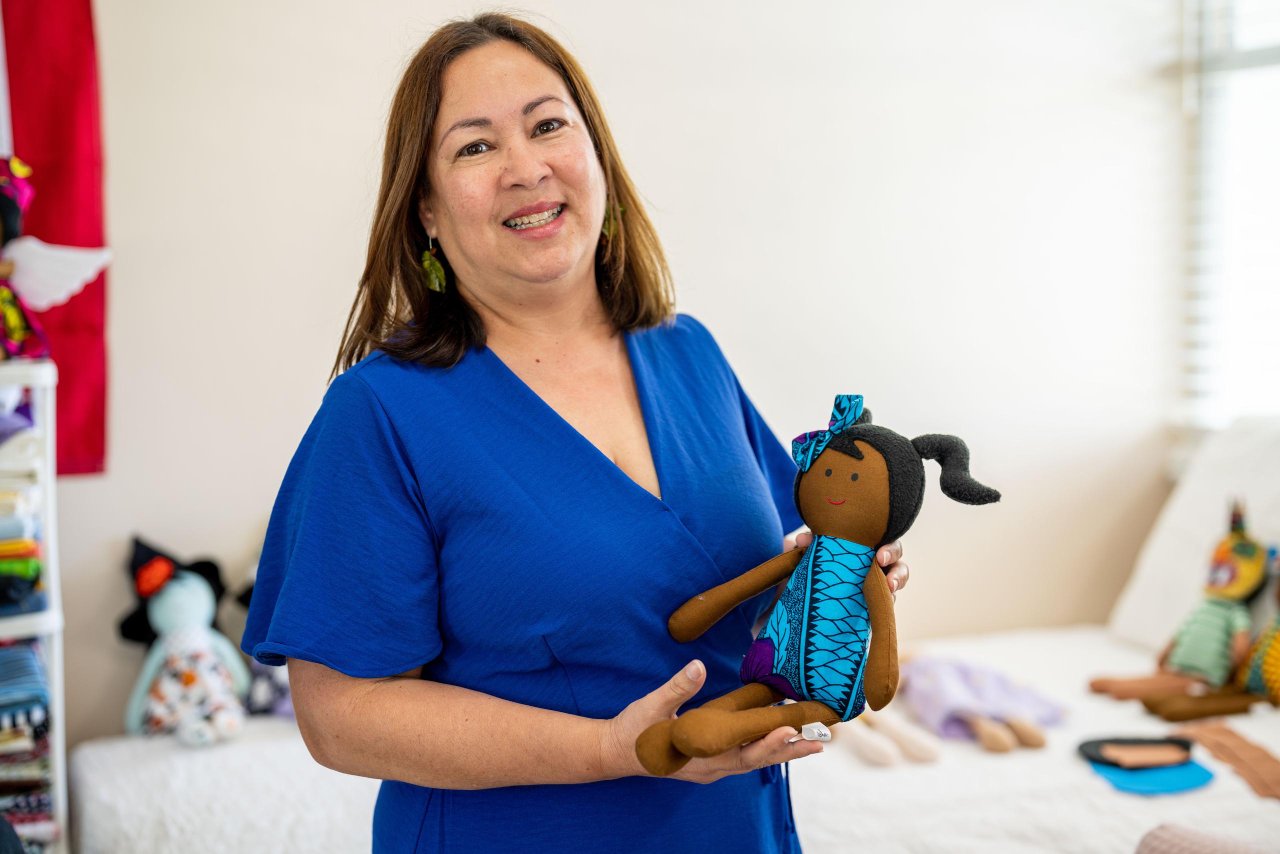 Susan Vázquez busca representar la inclusión de todas las mujeres con sus muñecas de trapo.