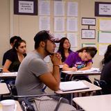 Los malos consejos alejan más a latinos de la universidad que la falta de dinero 