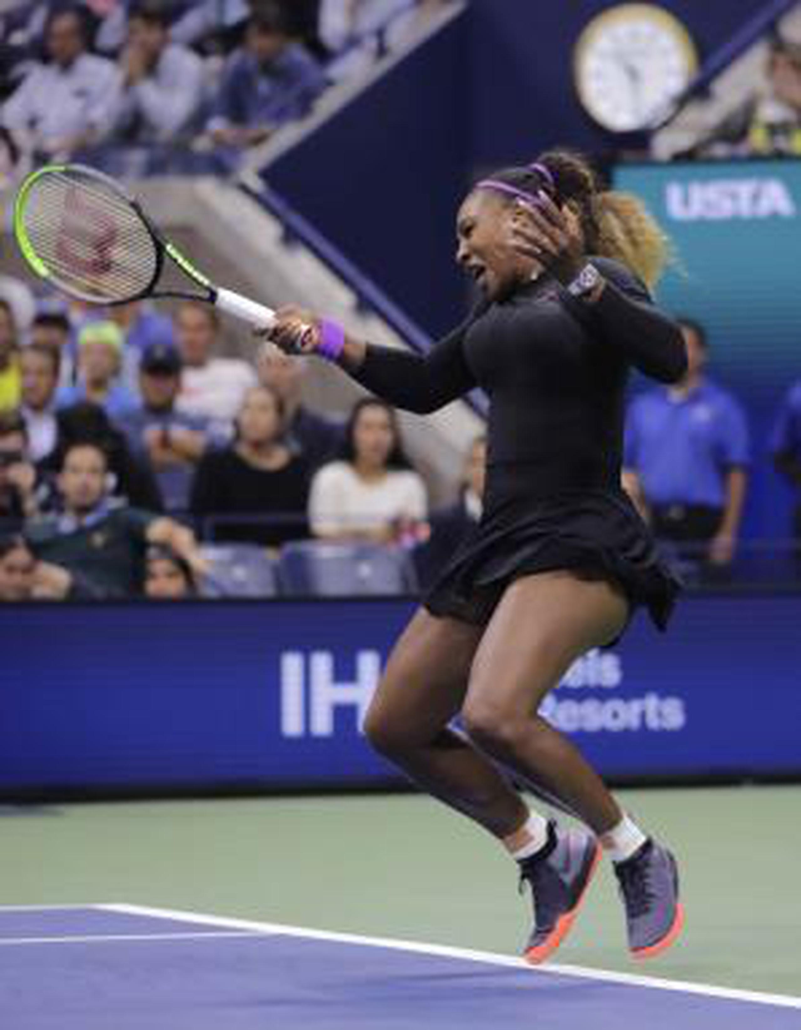 Serena Williams devuelve un tiro de Caty McNally durante el partido del miércoles en la segunda ronda del US Open. (AP /Charles Krupa)