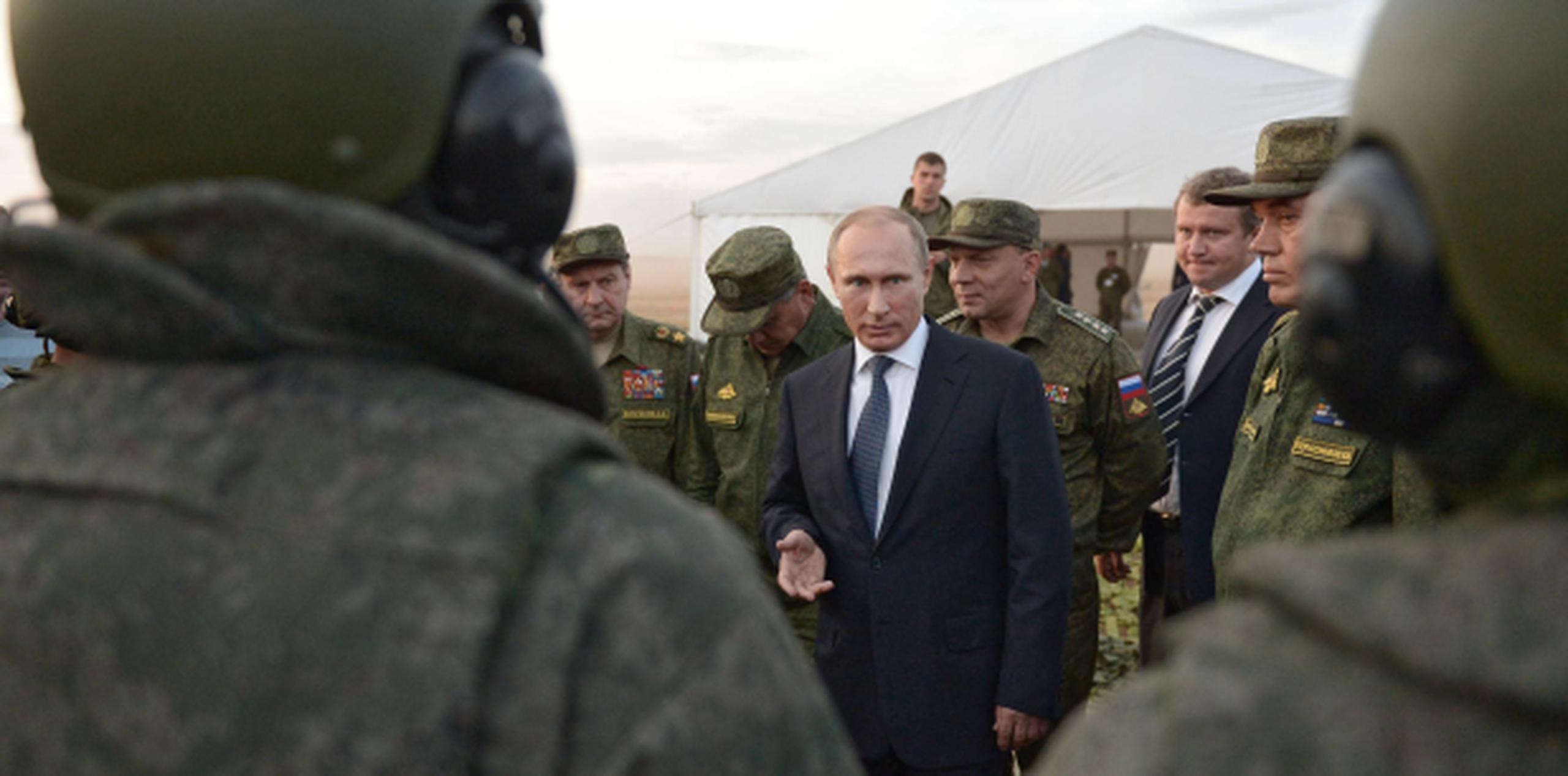 El gobierno de Vladimir Putin, aquí reunido recientemente con soldados, ha mostrado en las últimas semanas su determinación de apoyar al régimen de Bachar al Asad en su lucha contra Estado Islámico. (AP)