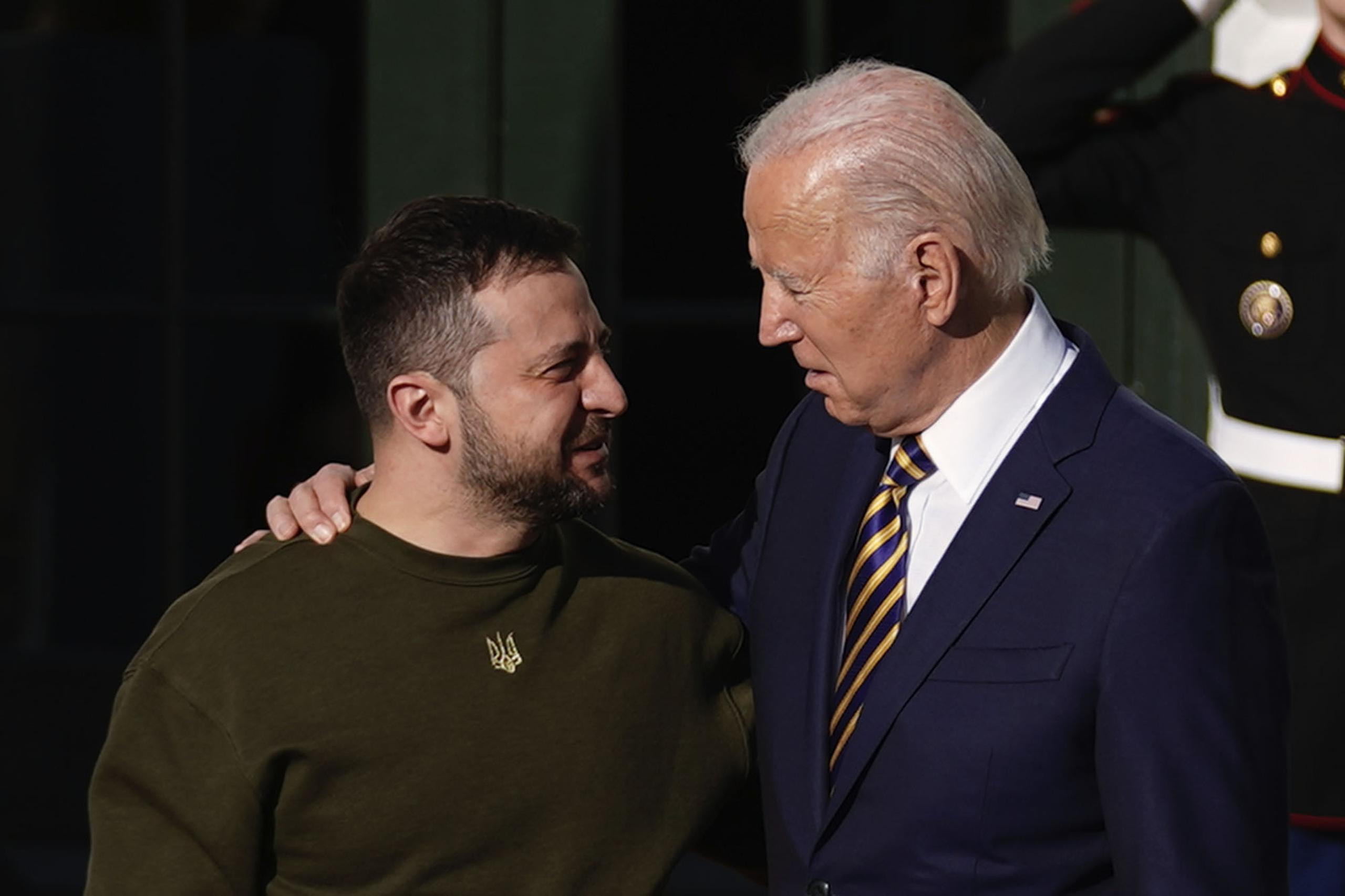 El presidente Joe Biden (a la derecha) recibió a su homólogo, Volodymyr Zelenskyy (a la izquierda), en la Casa Blanca en Washington, lo que sería su primer encuentro en persona.