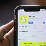 Encarcelan expolicía británico por abusar de 200 niñas en Snapchat 