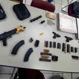 Ocupan armas ilegales y drogas en un allanamiento en Arecibo